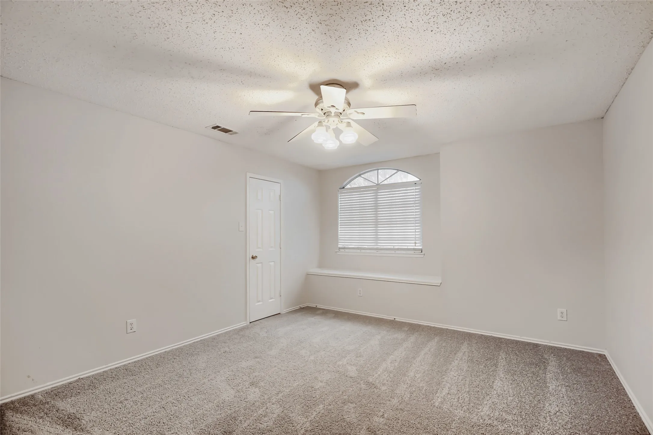Single Family Residence For Sale in Tarrant County , 1614 Powder Horn Lane, Arlington, Texas 76018, 5 Bedroom, 3 Bathroom, Garage spaces, 3,889 Sqft, built in 2004, mls#21231751, Real Estate Agent in Arlington, Homes For Sale in Tarrant county, Homes For Sale in Arlington, Realtor in Arlington Texas, Real Estate Brokerage Independent Realty Texas, Luminita Cordes Realtor