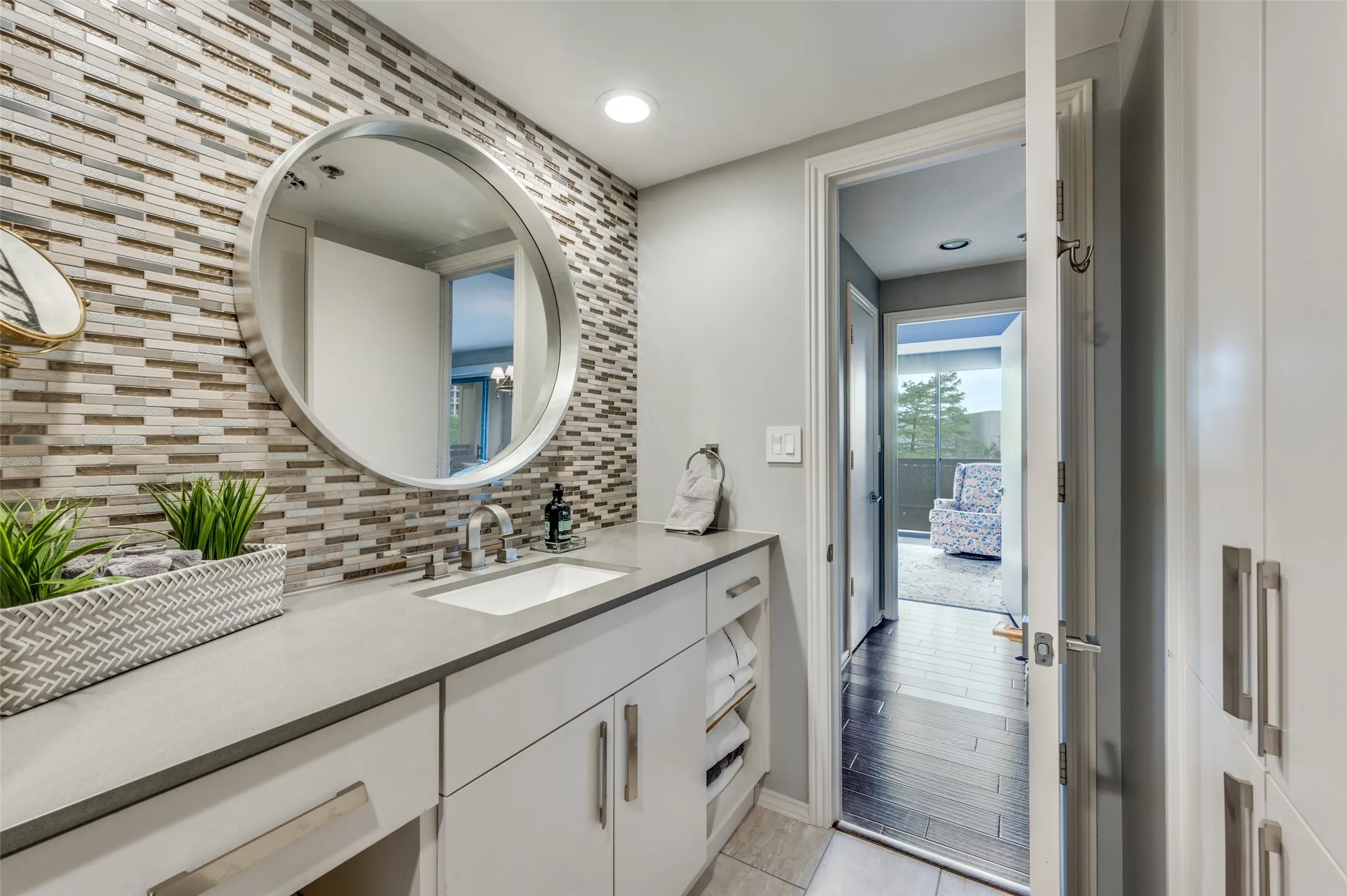 Condominium For Sale in Dallas County , 3831 Turtle Creek Boulevard 4D, Dallas, Texas 75219, 2 Bedroom, 2 Bathroom, 2 Garage spaces, 1,590 Sqft, built in 1981, Preowned, mls#21250900, Real Estate Agent in Dallas, Homes For Sale in Dallas county, Homes For Sale in Dallas, Realtor in Dallas Texas, Real Estate Brokerage Independent Realty Texas, Luminita Cordes Realtor