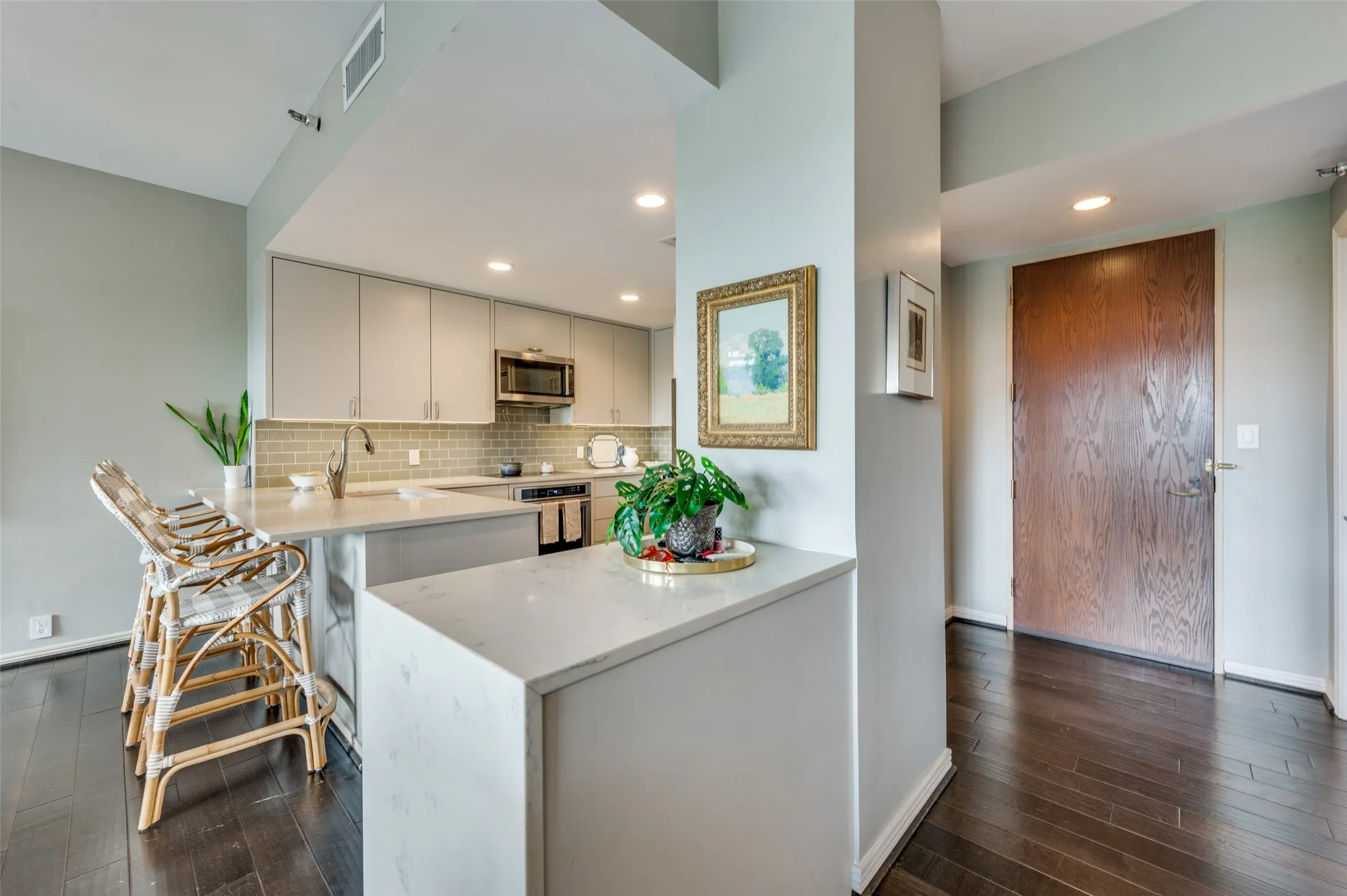 Condominium For Sale in Dallas County , 3831 Turtle Creek Boulevard 4D, Dallas, Texas 75219, 2 Bedroom, 2 Bathroom, 2 Garage spaces, 1,590 Sqft, built in 1981, Preowned, mls#21250900, Real Estate Agent in Dallas, Homes For Sale in Dallas county, Homes For Sale in Dallas, Realtor in Dallas Texas, Real Estate Brokerage Independent Realty Texas, Luminita Cordes Realtor
