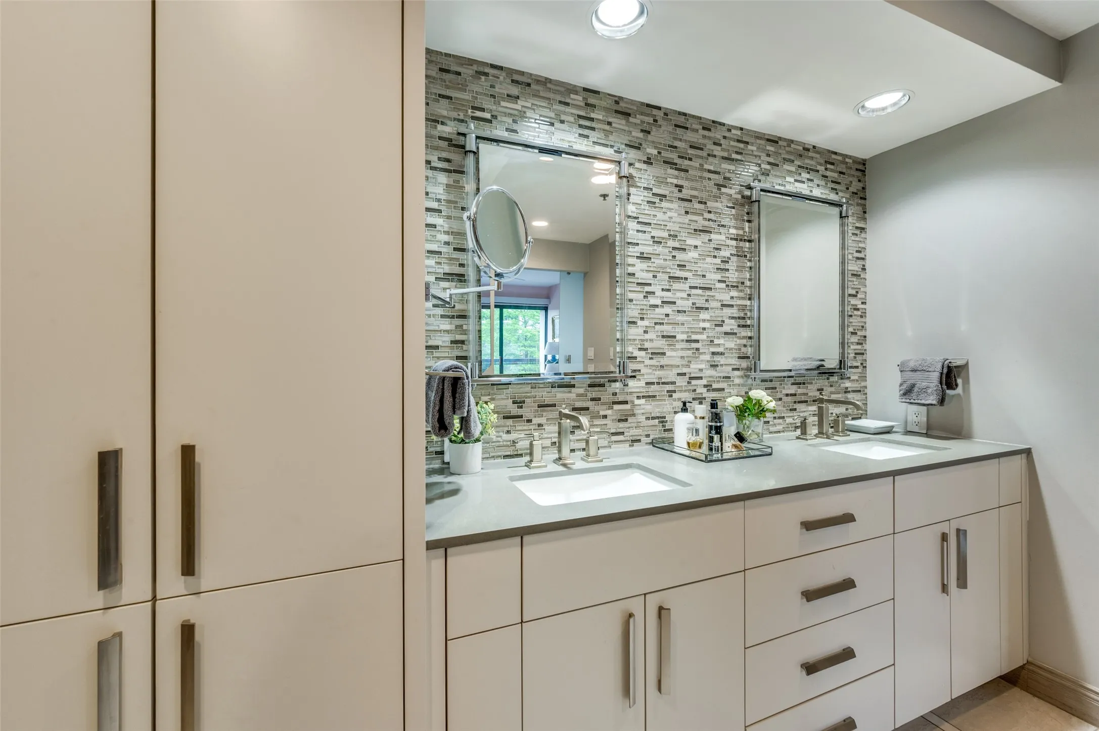 Condominium For Sale in Dallas County , 3831 Turtle Creek Boulevard 4D, Dallas, Texas 75219, 2 Bedroom, 2 Bathroom, 2 Garage spaces, 1,590 Sqft, built in 1981, Preowned, mls#21250900, Real Estate Agent in Dallas, Homes For Sale in Dallas county, Homes For Sale in Dallas, Realtor in Dallas Texas, Real Estate Brokerage Independent Realty Texas, Luminita Cordes Realtor