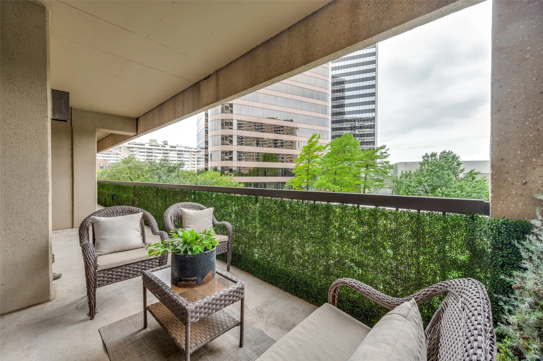Condominium For Sale in Dallas County , 3831 Turtle Creek Boulevard 4D, Dallas, Texas 75219, 2 Bedroom, 2 Bathroom, 2 Garage spaces, 1,590 Sqft, built in 1981, Preowned, mls#21250900, Real Estate Agent in Dallas, Homes For Sale in Dallas county, Homes For Sale in Dallas, Realtor in Dallas Texas, Real Estate Brokerage Independent Realty Texas, Luminita Cordes Realtor