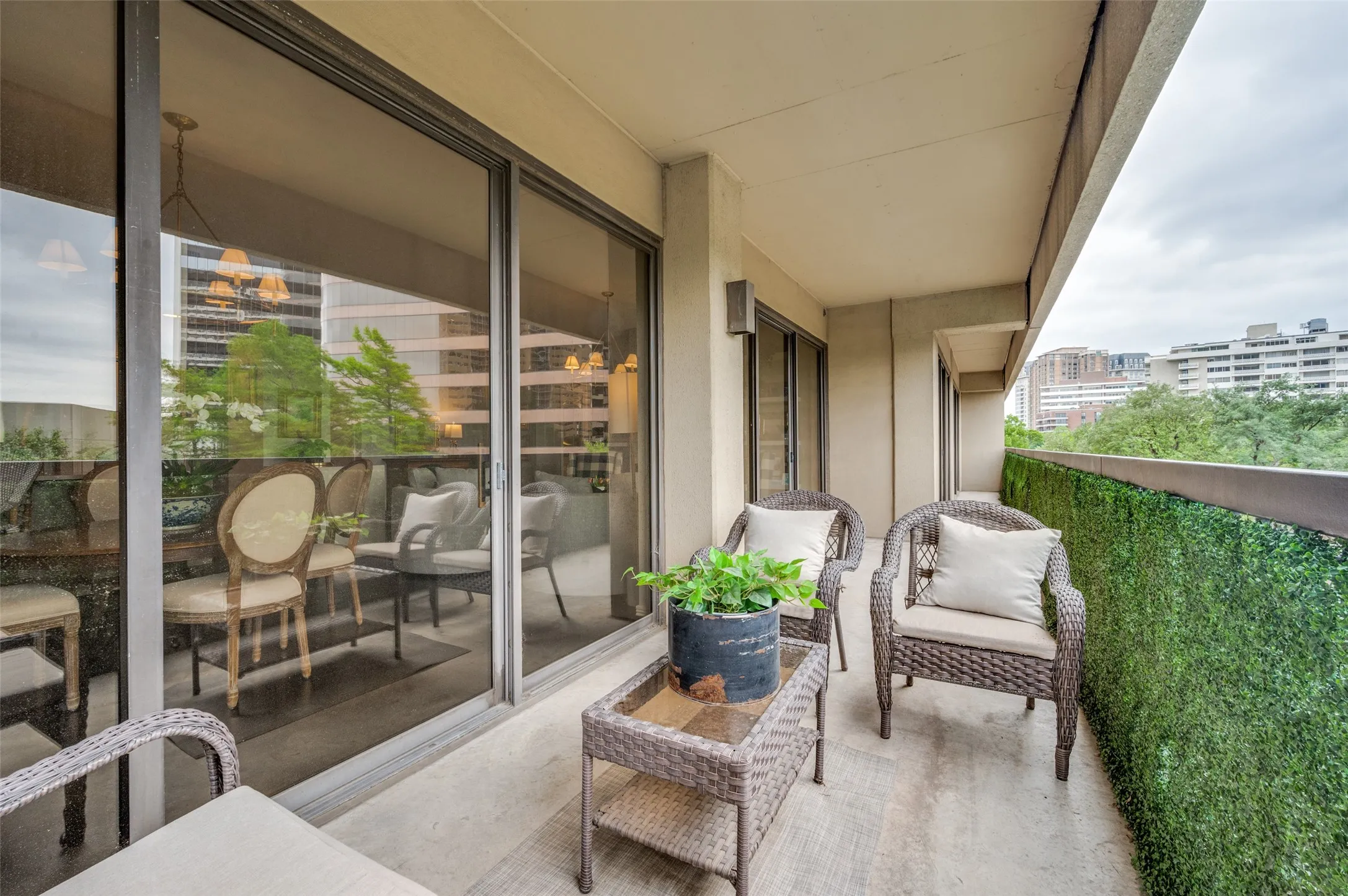 Condominium For Sale in Dallas County , 3831 Turtle Creek Boulevard 4D, Dallas, Texas 75219, 2 Bedroom, 2 Bathroom, 2 Garage spaces, 1,590 Sqft, built in 1981, Preowned, mls#21250900, Real Estate Agent in Dallas, Homes For Sale in Dallas county, Homes For Sale in Dallas, Realtor in Dallas Texas, Real Estate Brokerage Independent Realty Texas, Luminita Cordes Realtor