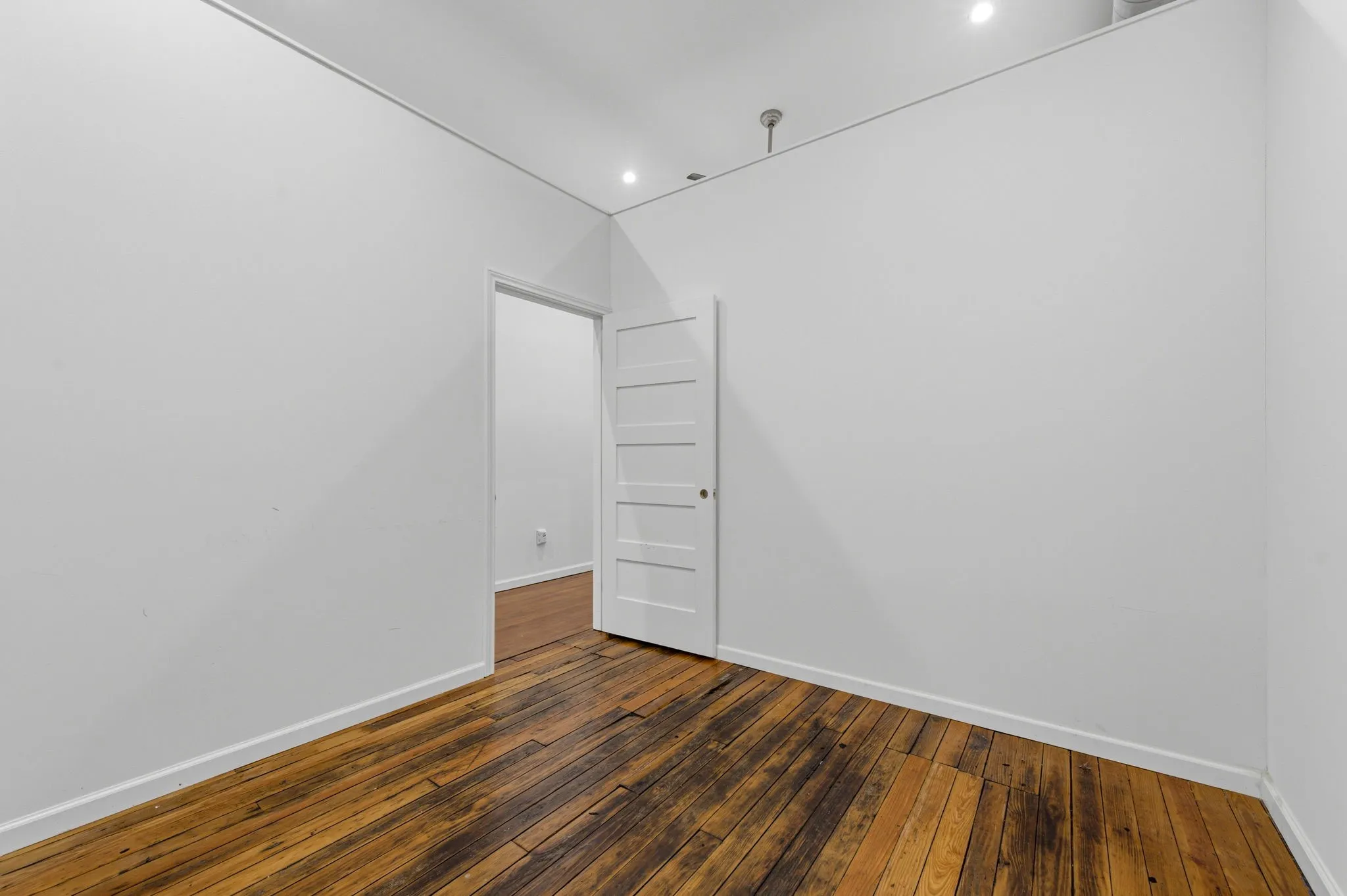 Office For Rent in Dallas County , 3106 Swiss Avenue 3110, Dallas, Texas 75204, 0, 0, Garage spaces, 0 Sqft, built in 1940, Preowned, Price $4,250, mls#21259180, Real Estate Agent in Dallas, Homes For Rent in Dallas county, Homes For Rent in Dallas, Realtor in Dallas Texas, Real Estate Brokerage Independent Realty Texas, Luminita Cordes Realtor