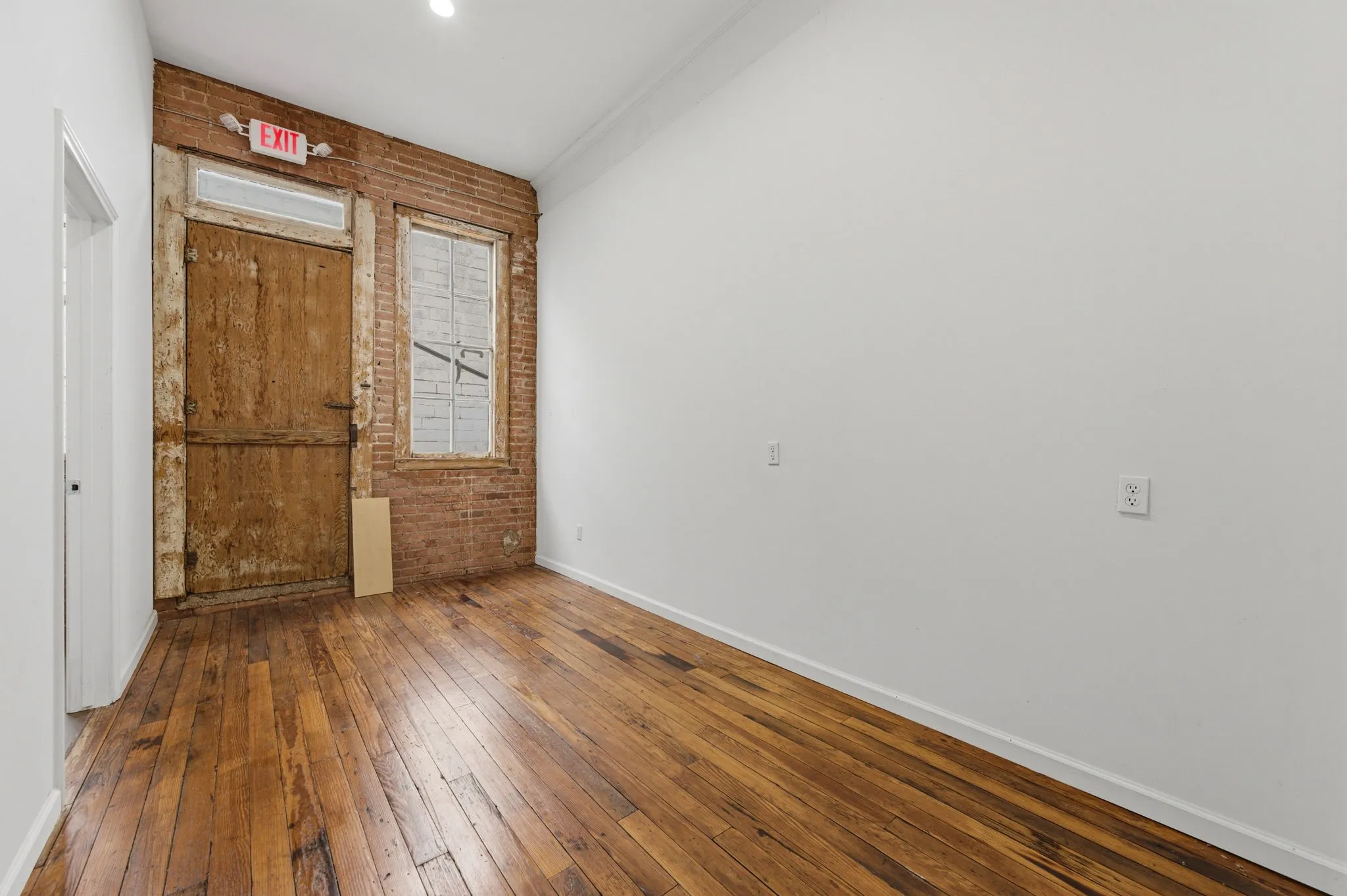 Office For Rent in Dallas County , 3106 Swiss Avenue 3110, Dallas, Texas 75204, 0, 0, Garage spaces, 0 Sqft, built in 1940, Preowned, Price $4,250, mls#21259180, Real Estate Agent in Dallas, Homes For Rent in Dallas county, Homes For Rent in Dallas, Realtor in Dallas Texas, Real Estate Brokerage Independent Realty Texas, Luminita Cordes Realtor