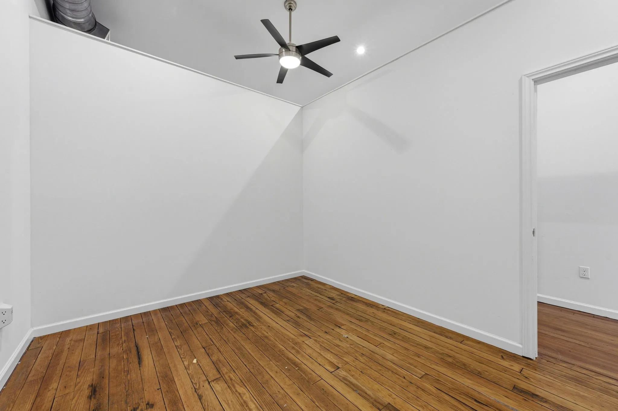 Office For Rent in Dallas County , 3106 Swiss Avenue 3110, Dallas, Texas 75204, 0, 0, Garage spaces, 0 Sqft, built in 1940, Preowned, Price $4,250, mls#21259180, Real Estate Agent in Dallas, Homes For Rent in Dallas county, Homes For Rent in Dallas, Realtor in Dallas Texas, Real Estate Brokerage Independent Realty Texas, Luminita Cordes Realtor