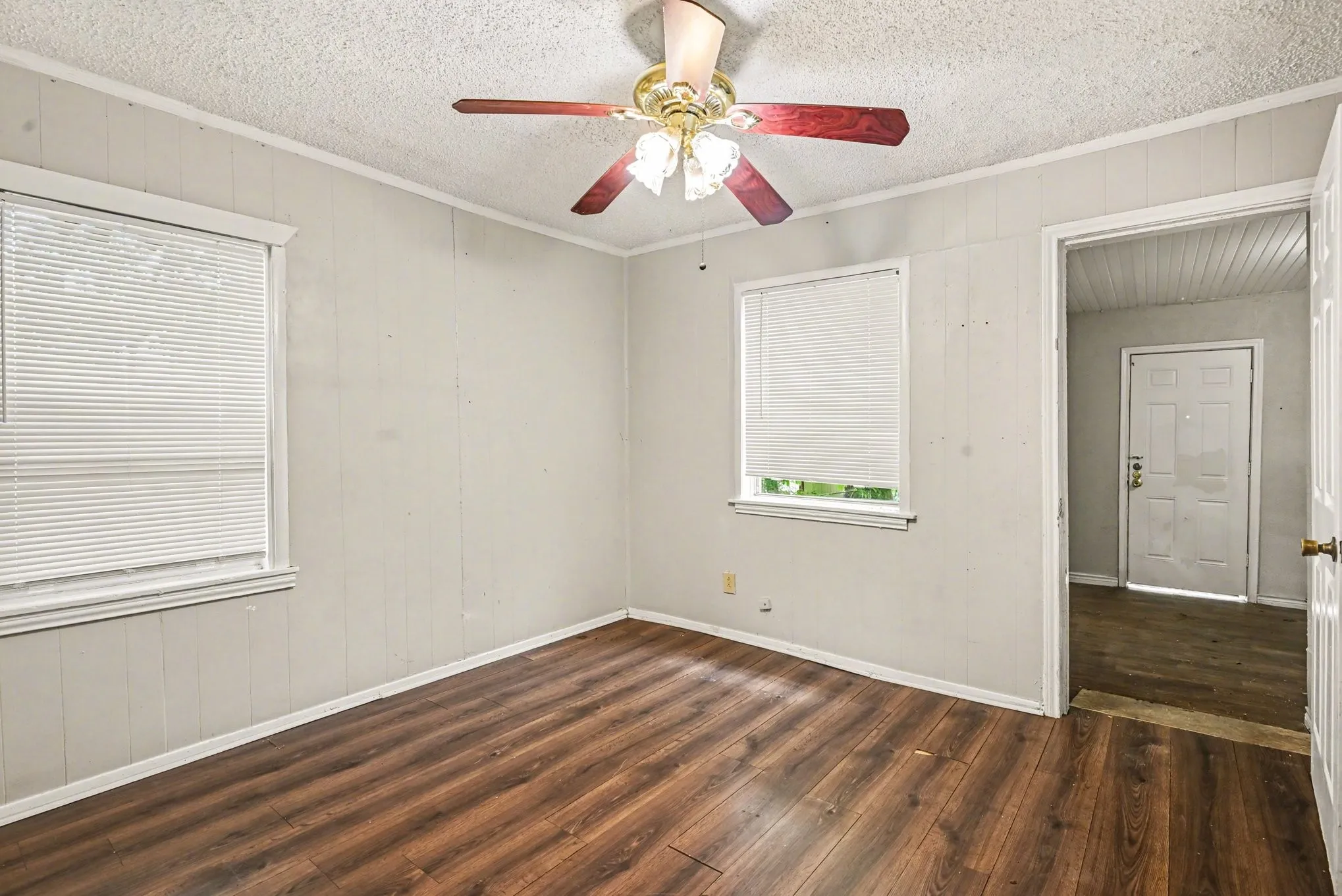 Single Family Residence For Sale in Tarrant County , 5025 N Langley Road, River Oaks, Texas 76114, 3 Bedroom, 2 Bathroom, Garage spaces, 1,221 Sqft, built in 1943, mls#21252711, Real Estate Agent in River Oaks, Homes For Sale in Tarrant county, Homes For Sale in River Oaks, Realtor in River Oaks Texas, Real Estate Brokerage Independent Realty Texas, Luminita Cordes Realtor