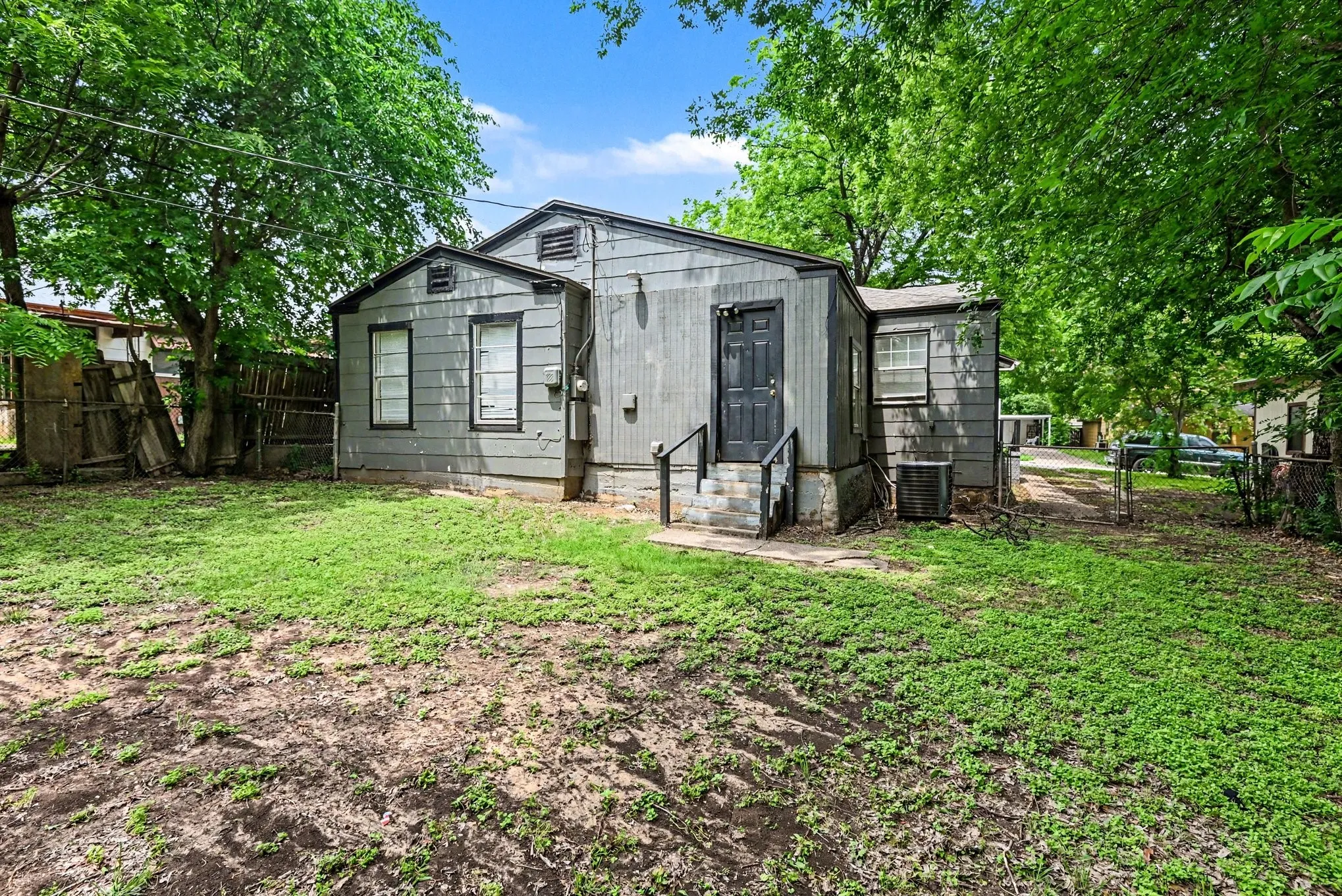 Single Family Residence For Sale in Tarrant County , 5025 N Langley Road, River Oaks, Texas 76114, 3 Bedroom, 2 Bathroom, Garage spaces, 1,221 Sqft, built in 1943, mls#21252711, Real Estate Agent in River Oaks, Homes For Sale in Tarrant county, Homes For Sale in River Oaks, Realtor in River Oaks Texas, Real Estate Brokerage Independent Realty Texas, Luminita Cordes Realtor