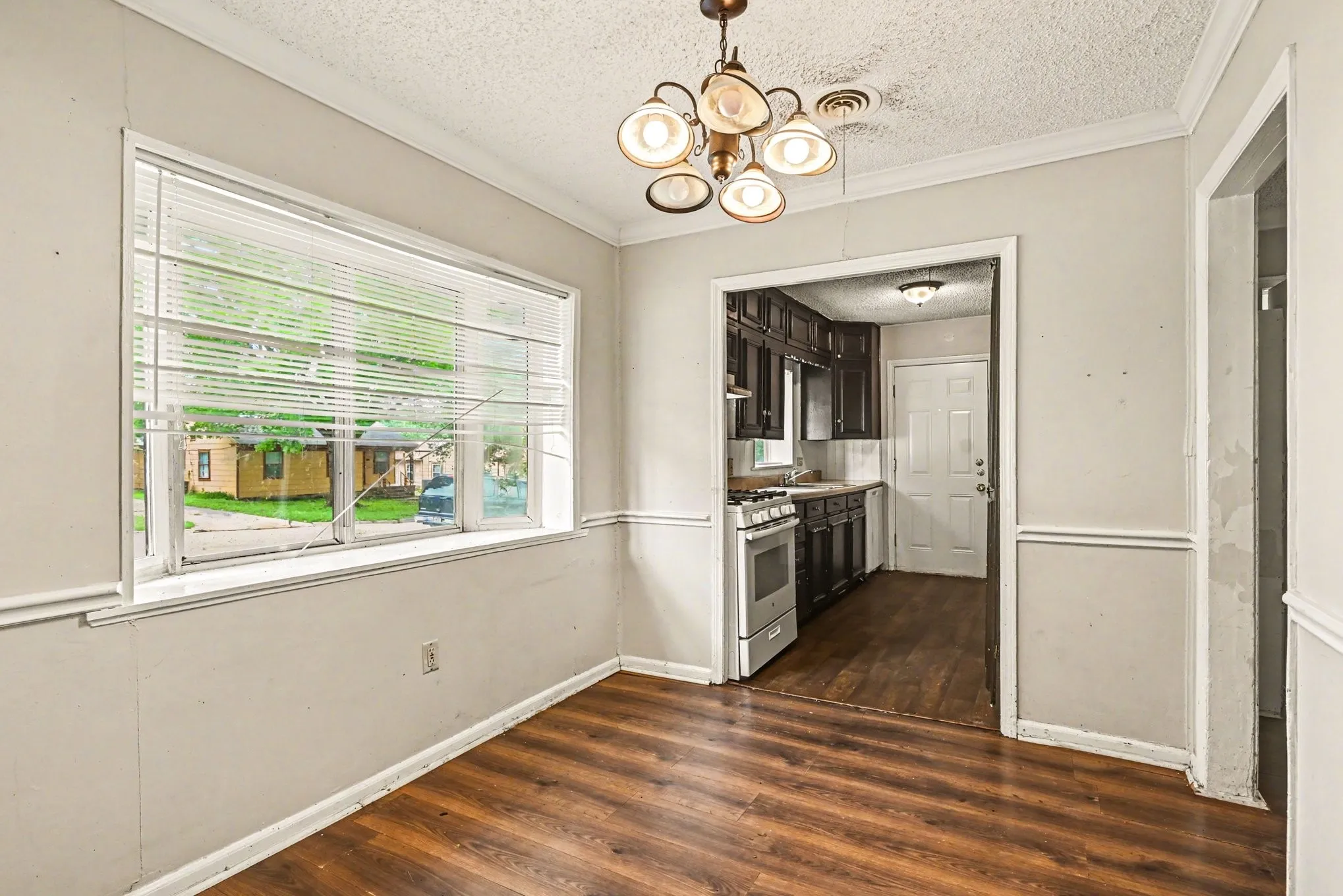Single Family Residence For Sale in Tarrant County , 5025 N Langley Road, River Oaks, Texas 76114, 3 Bedroom, 2 Bathroom, Garage spaces, 1,221 Sqft, built in 1943, mls#21252711, Real Estate Agent in River Oaks, Homes For Sale in Tarrant county, Homes For Sale in River Oaks, Realtor in River Oaks Texas, Real Estate Brokerage Independent Realty Texas, Luminita Cordes Realtor
