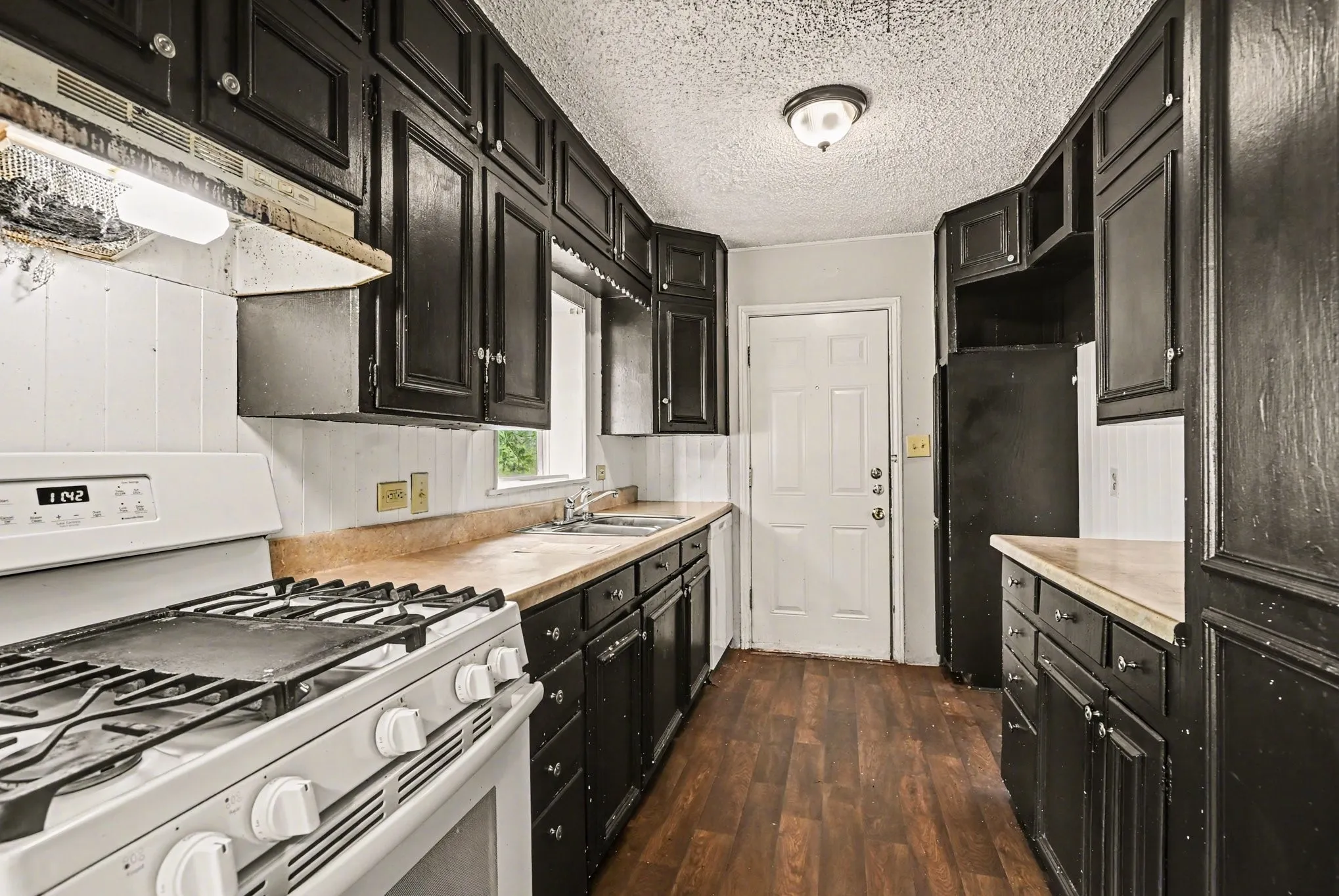 Single Family Residence For Sale in Tarrant County , 5025 N Langley Road, River Oaks, Texas 76114, 3 Bedroom, 2 Bathroom, Garage spaces, 1,221 Sqft, built in 1943, mls#21252711, Real Estate Agent in River Oaks, Homes For Sale in Tarrant county, Homes For Sale in River Oaks, Realtor in River Oaks Texas, Real Estate Brokerage Independent Realty Texas, Luminita Cordes Realtor