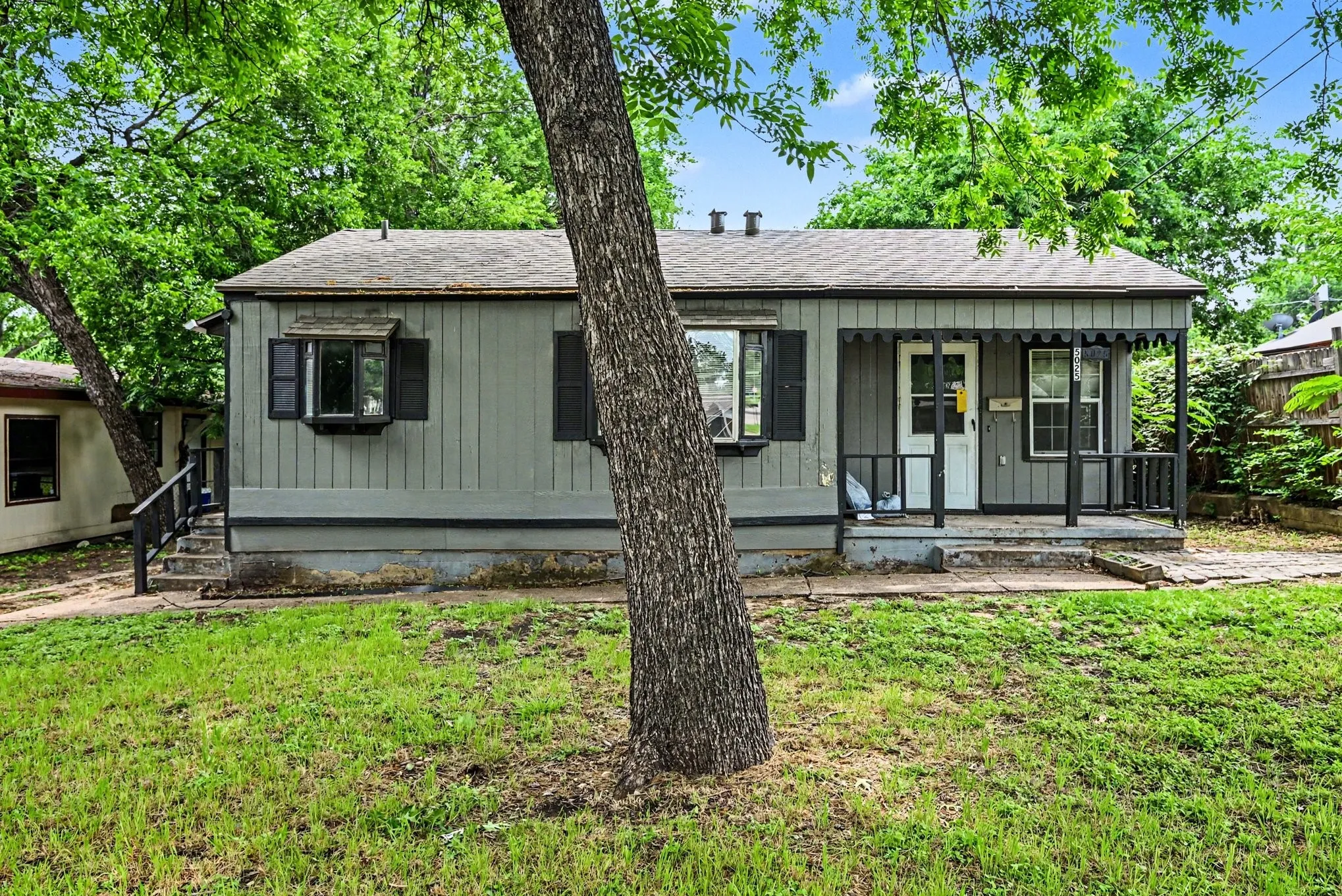 Single Family Residence For Sale in Tarrant County , 5025 N Langley Road, River Oaks, Texas 76114, 3 Bedroom, 2 Bathroom, Garage spaces, 1,221 Sqft, built in 1943, mls#21252711, Real Estate Agent in River Oaks, Homes For Sale in Tarrant county, Homes For Sale in River Oaks, Realtor in River Oaks Texas, Real Estate Brokerage Independent Realty Texas, Luminita Cordes Realtor