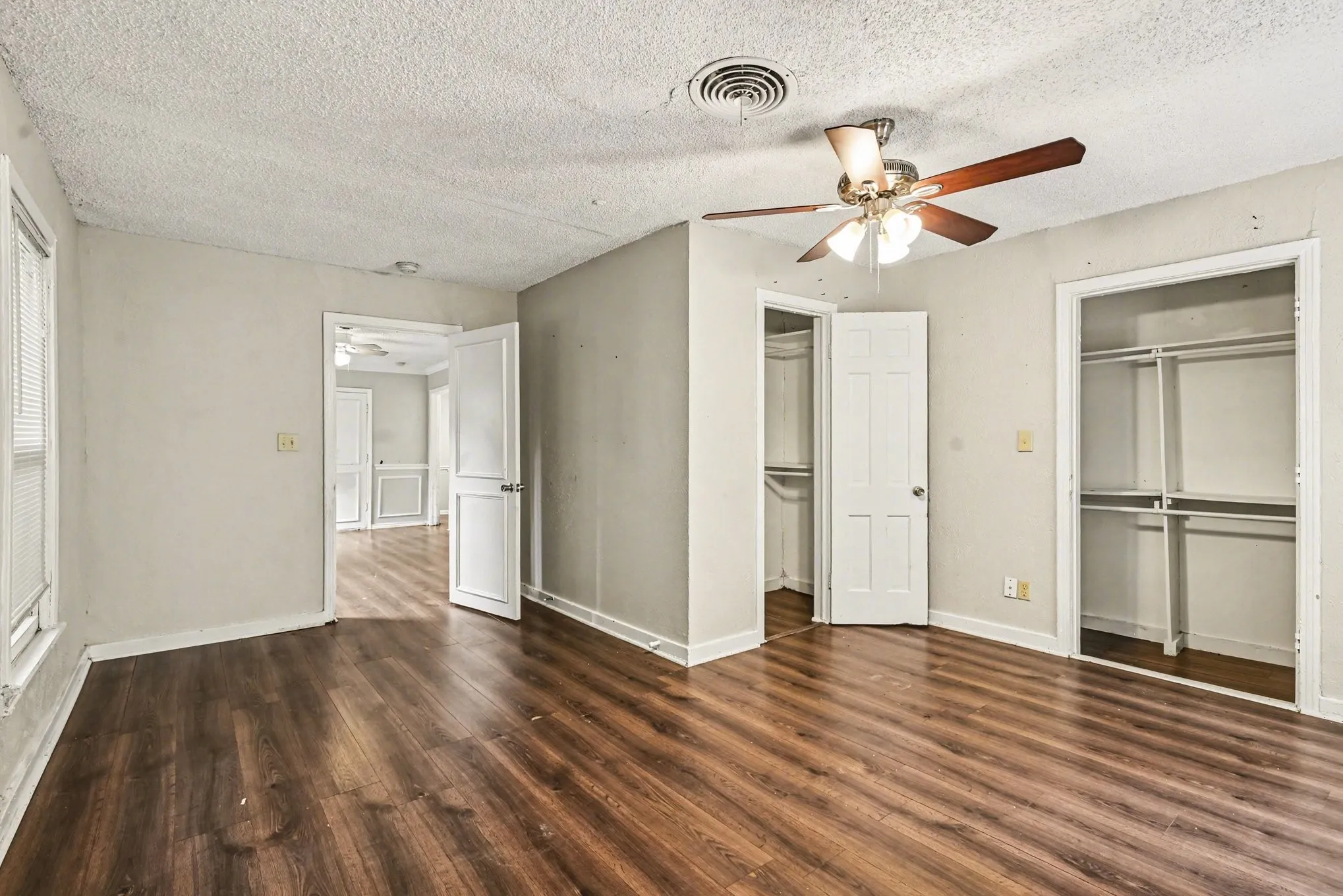 Single Family Residence For Sale in Tarrant County , 5025 N Langley Road, River Oaks, Texas 76114, 3 Bedroom, 2 Bathroom, Garage spaces, 1,221 Sqft, built in 1943, mls#21252711, Real Estate Agent in River Oaks, Homes For Sale in Tarrant county, Homes For Sale in River Oaks, Realtor in River Oaks Texas, Real Estate Brokerage Independent Realty Texas, Luminita Cordes Realtor