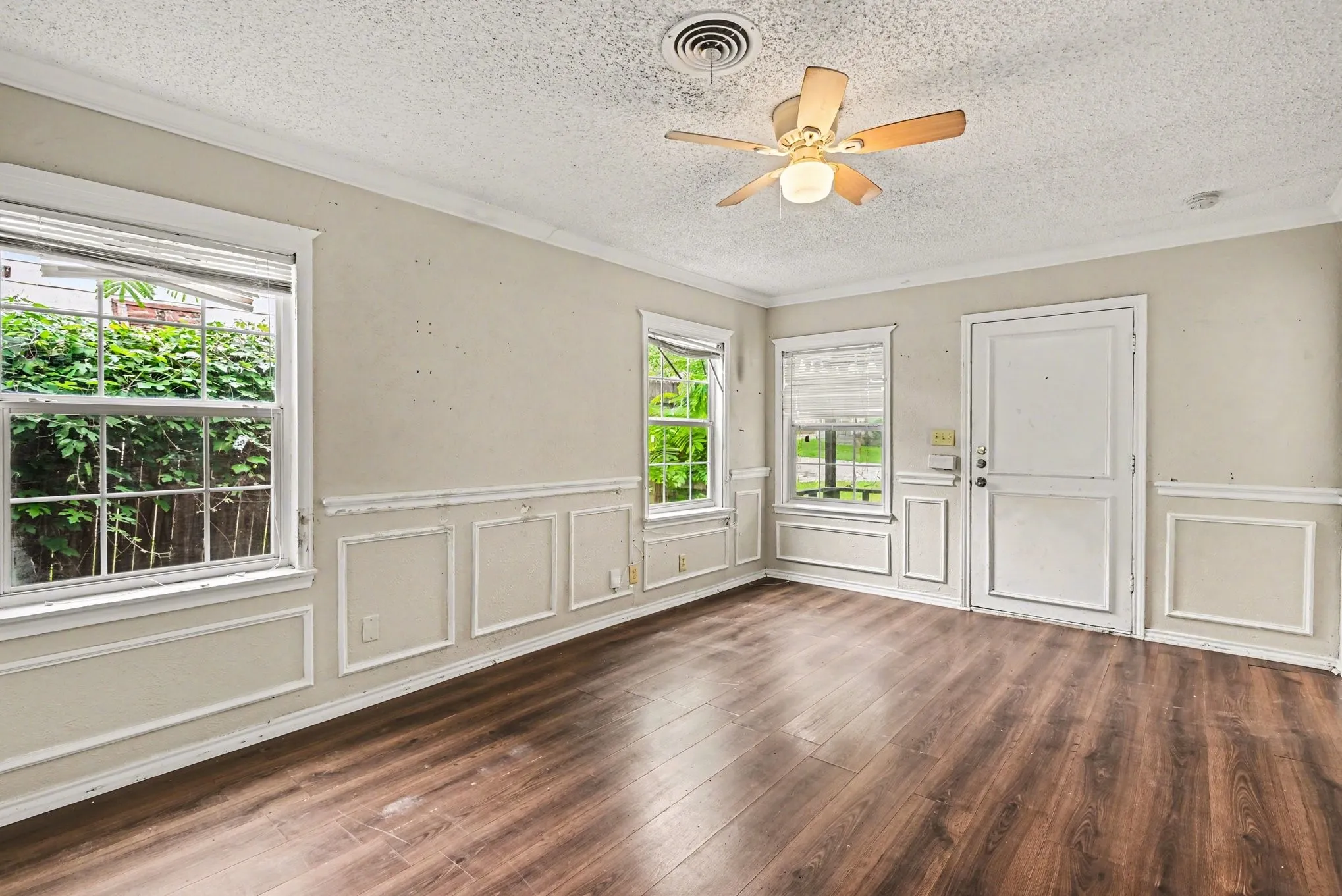 Single Family Residence For Sale in Tarrant County , 5025 N Langley Road, River Oaks, Texas 76114, 3 Bedroom, 2 Bathroom, Garage spaces, 1,221 Sqft, built in 1943, mls#21252711, Real Estate Agent in River Oaks, Homes For Sale in Tarrant county, Homes For Sale in River Oaks, Realtor in River Oaks Texas, Real Estate Brokerage Independent Realty Texas, Luminita Cordes Realtor