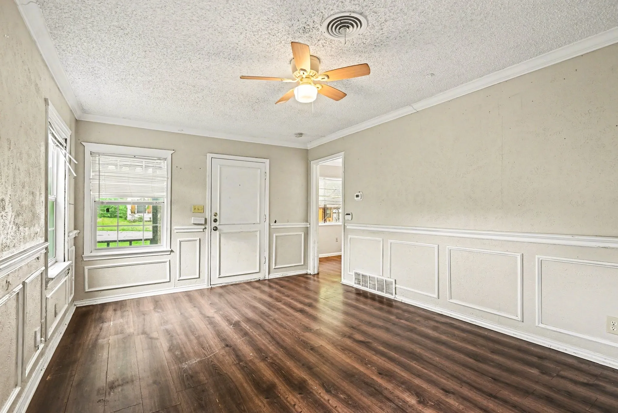 Single Family Residence For Sale in Tarrant County , 5025 N Langley Road, River Oaks, Texas 76114, 3 Bedroom, 2 Bathroom, Garage spaces, 1,221 Sqft, built in 1943, mls#21252711, Real Estate Agent in River Oaks, Homes For Sale in Tarrant county, Homes For Sale in River Oaks, Realtor in River Oaks Texas, Real Estate Brokerage Independent Realty Texas, Luminita Cordes Realtor