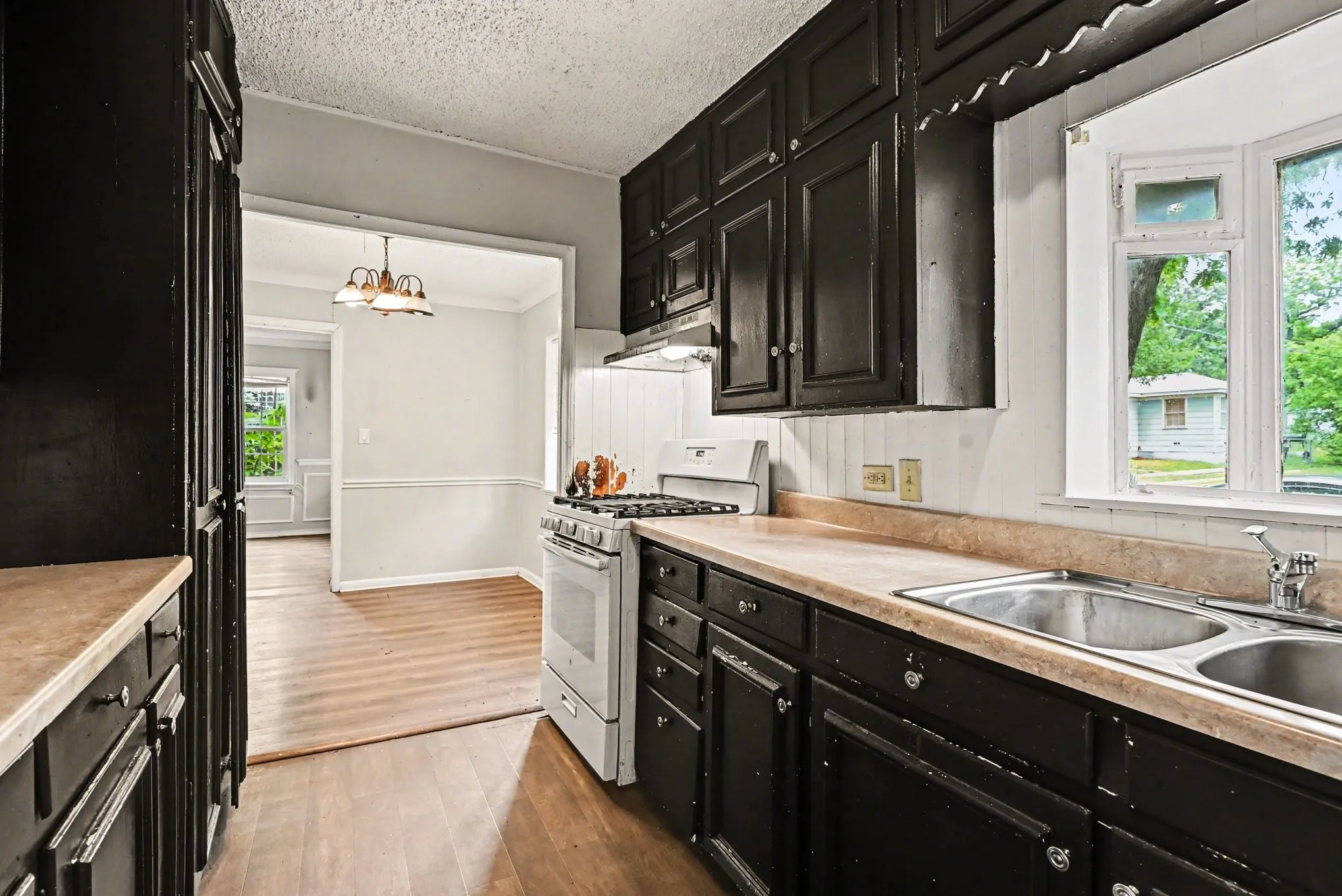 Single Family Residence For Sale in Tarrant County , 5025 N Langley Road, River Oaks, Texas 76114, 3 Bedroom, 2 Bathroom, Garage spaces, 1,221 Sqft, built in 1943, mls#21252711, Real Estate Agent in River Oaks, Homes For Sale in Tarrant county, Homes For Sale in River Oaks, Realtor in River Oaks Texas, Real Estate Brokerage Independent Realty Texas, Luminita Cordes Realtor