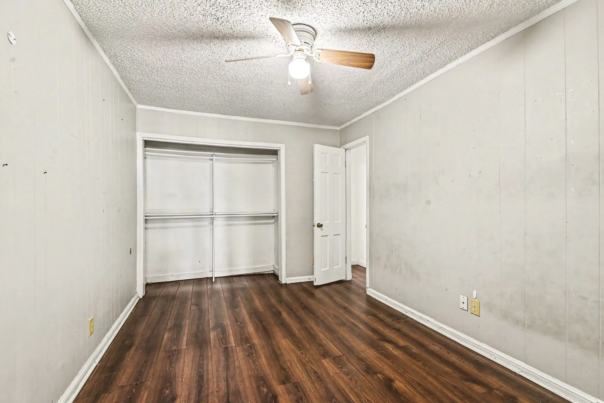 Single Family Residence For Sale in Tarrant County , 5025 N Langley Road, River Oaks, Texas 76114, 3 Bedroom, 2 Bathroom, Garage spaces, 1,221 Sqft, built in 1943, mls#21252711, Real Estate Agent in River Oaks, Homes For Sale in Tarrant county, Homes For Sale in River Oaks, Realtor in River Oaks Texas, Real Estate Brokerage Independent Realty Texas, Luminita Cordes Realtor