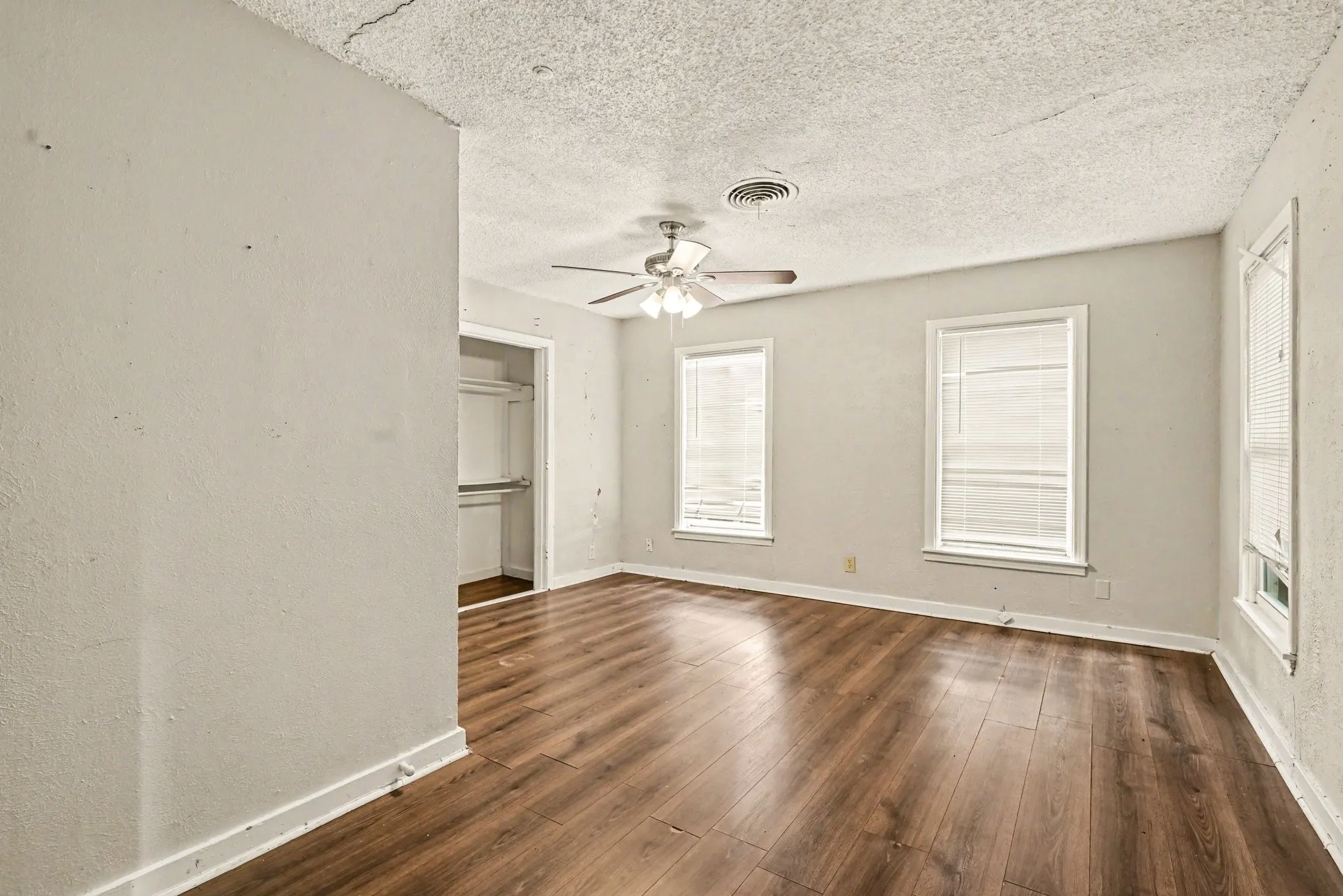 Single Family Residence For Sale in Tarrant County , 5025 N Langley Road, River Oaks, Texas 76114, 3 Bedroom, 2 Bathroom, Garage spaces, 1,221 Sqft, built in 1943, mls#21252711, Real Estate Agent in River Oaks, Homes For Sale in Tarrant county, Homes For Sale in River Oaks, Realtor in River Oaks Texas, Real Estate Brokerage Independent Realty Texas, Luminita Cordes Realtor