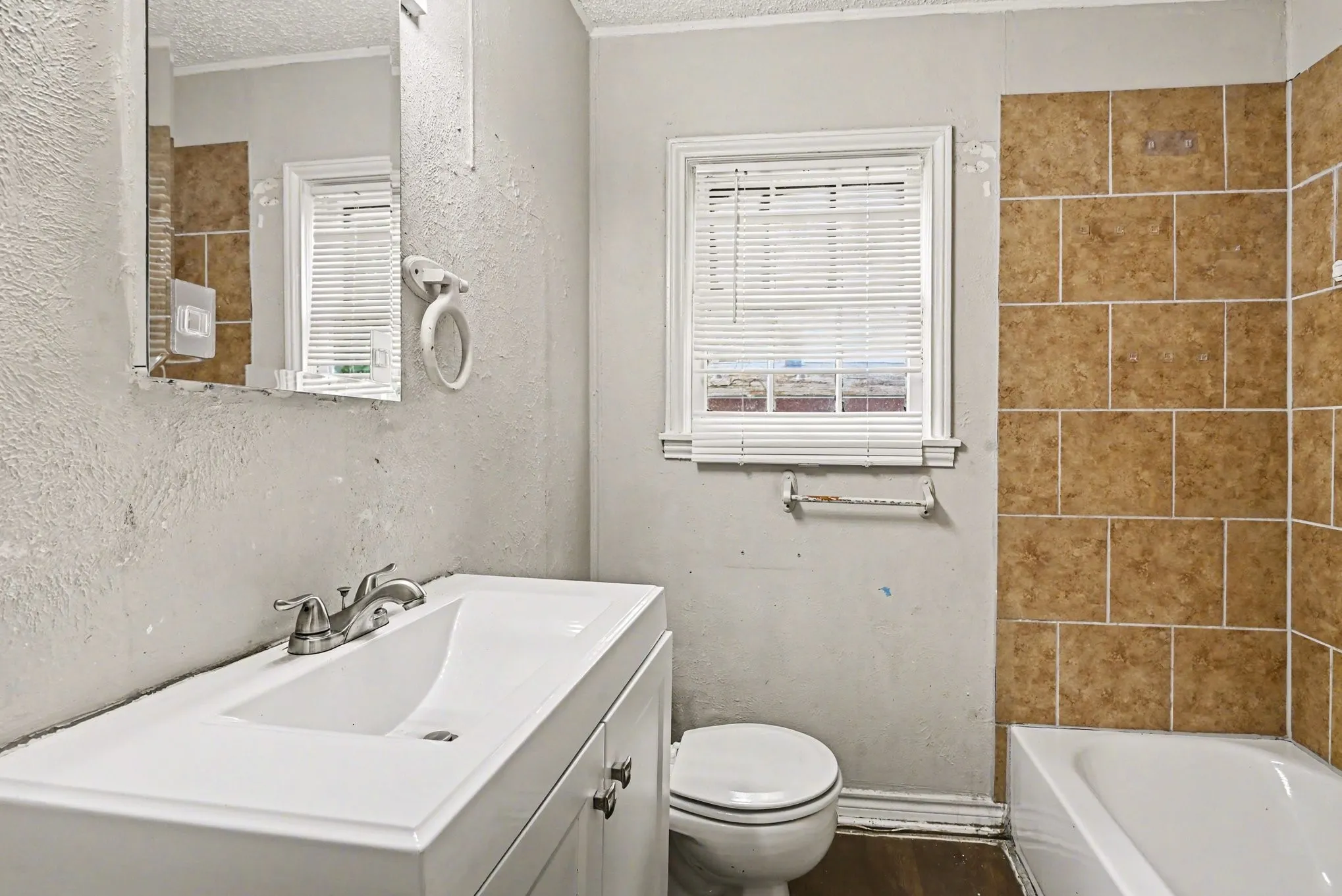 Single Family Residence For Sale in Tarrant County , 5025 N Langley Road, River Oaks, Texas 76114, 3 Bedroom, 2 Bathroom, Garage spaces, 1,221 Sqft, built in 1943, mls#21252711, Real Estate Agent in River Oaks, Homes For Sale in Tarrant county, Homes For Sale in River Oaks, Realtor in River Oaks Texas, Real Estate Brokerage Independent Realty Texas, Luminita Cordes Realtor