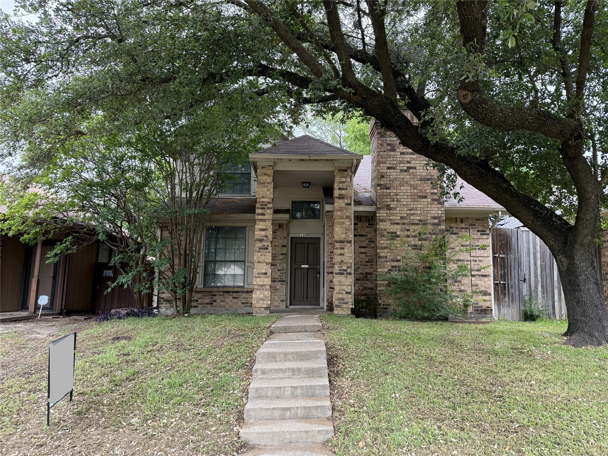 Single Family Residence For Sale in Dallas County , 1209 Wheatfield Drive, Mesquite, Texas 75149, 3 Bedroom, 2 Bathroom, 2 Garage spaces, 1,406 Sqft, built in 1984, Preowned, mls#21259203, Real Estate Agent in Mesquite, Homes For Sale in Dallas county, Homes For Sale in Mesquite, Realtor in Mesquite Texas, Real Estate Brokerage Independent Realty Texas, Luminita Cordes Realtor