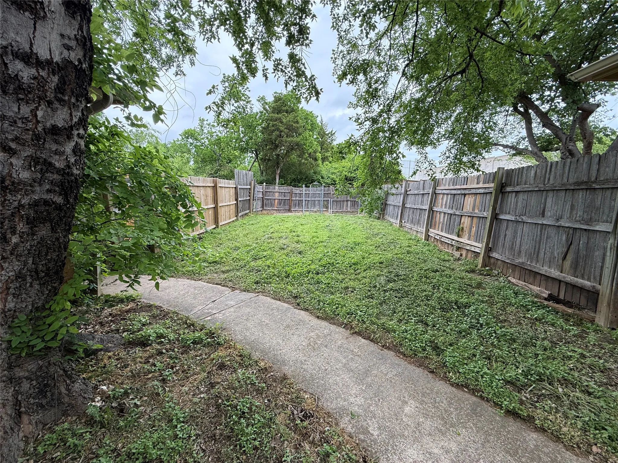 Single Family Residence For Sale in Dallas County , 1209 Wheatfield Drive, Mesquite, Texas 75149, 3 Bedroom, 2 Bathroom, 2 Garage spaces, 1,406 Sqft, built in 1984, Preowned, mls#21259203, Real Estate Agent in Mesquite, Homes For Sale in Dallas county, Homes For Sale in Mesquite, Realtor in Mesquite Texas, Real Estate Brokerage Independent Realty Texas, Luminita Cordes Realtor