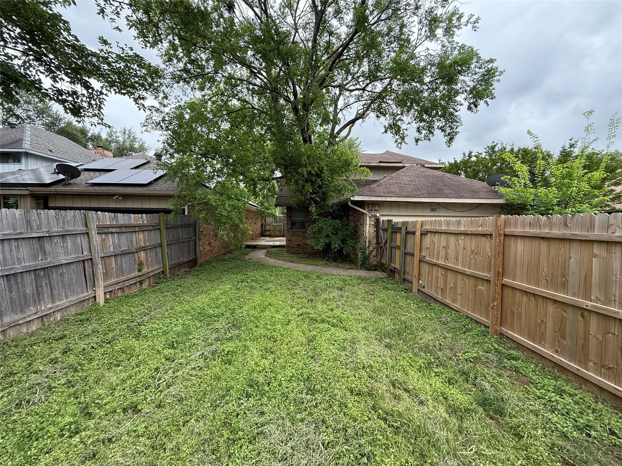 Single Family Residence For Sale in Dallas County , 1209 Wheatfield Drive, Mesquite, Texas 75149, 3 Bedroom, 2 Bathroom, 2 Garage spaces, 1,406 Sqft, built in 1984, Preowned, mls#21259203, Real Estate Agent in Mesquite, Homes For Sale in Dallas county, Homes For Sale in Mesquite, Realtor in Mesquite Texas, Real Estate Brokerage Independent Realty Texas, Luminita Cordes Realtor