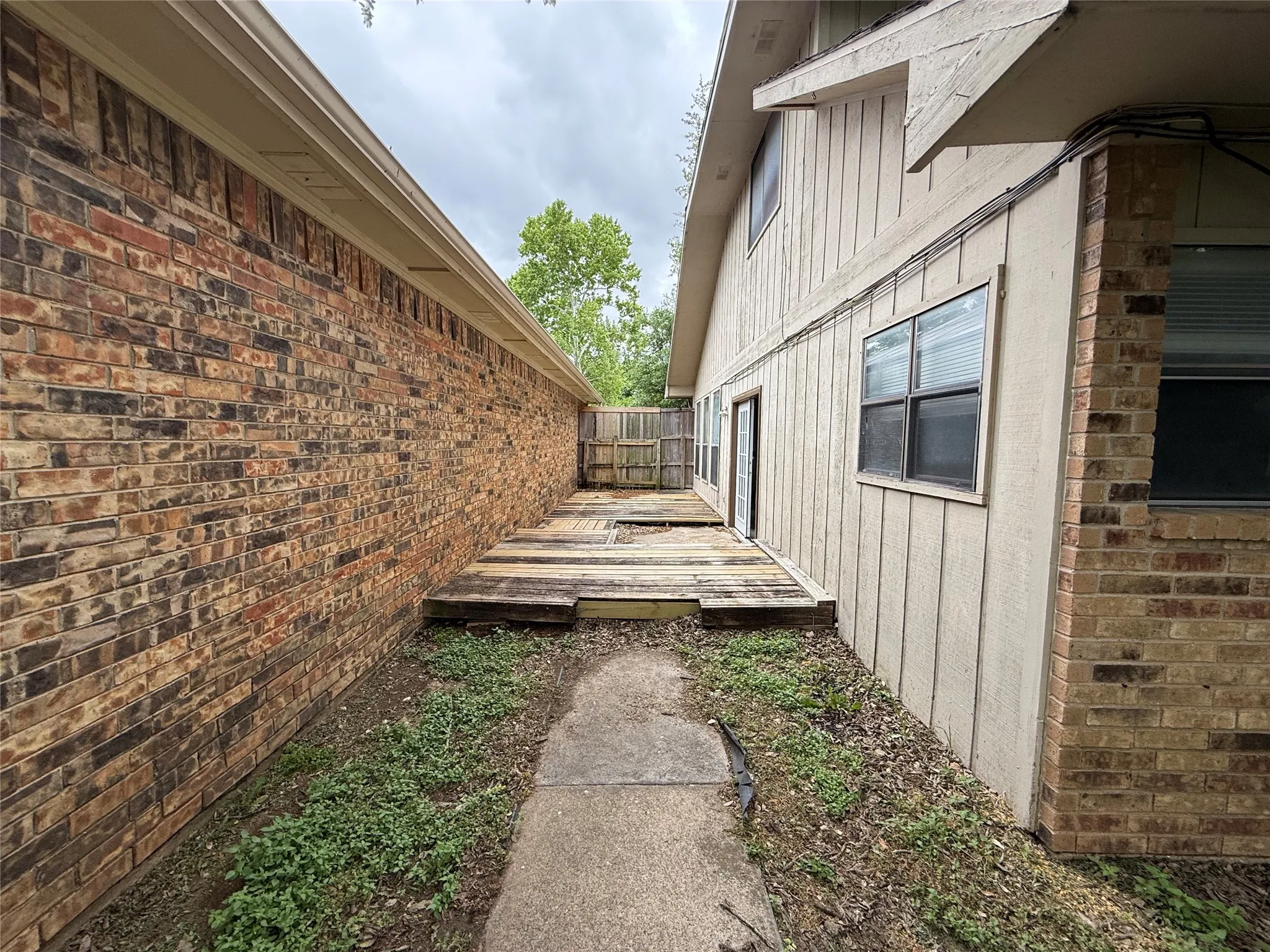 Single Family Residence For Sale in Dallas County , 1209 Wheatfield Drive, Mesquite, Texas 75149, 3 Bedroom, 2 Bathroom, 2 Garage spaces, 1,406 Sqft, built in 1984, Preowned, mls#21259203, Real Estate Agent in Mesquite, Homes For Sale in Dallas county, Homes For Sale in Mesquite, Realtor in Mesquite Texas, Real Estate Brokerage Independent Realty Texas, Luminita Cordes Realtor