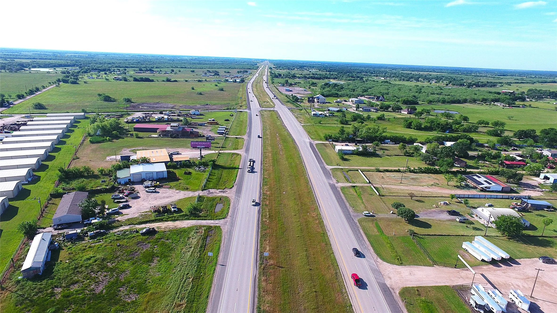 Single Family Residence For Sale in Kaufman County , 5286 E Highway 175, Kaufman, Texas 75142, 3 Bedroom, 2 Bathroom, Garage spaces, 2,112 Sqft, built in 1999, Preowned, mls#21258998, Real Estate Agent in Kaufman, Homes For Sale in Kaufman county, Homes For Sale in Kaufman, Realtor in Kaufman Texas, Real Estate Brokerage Independent Realty Texas, Luminita Cordes Realtor