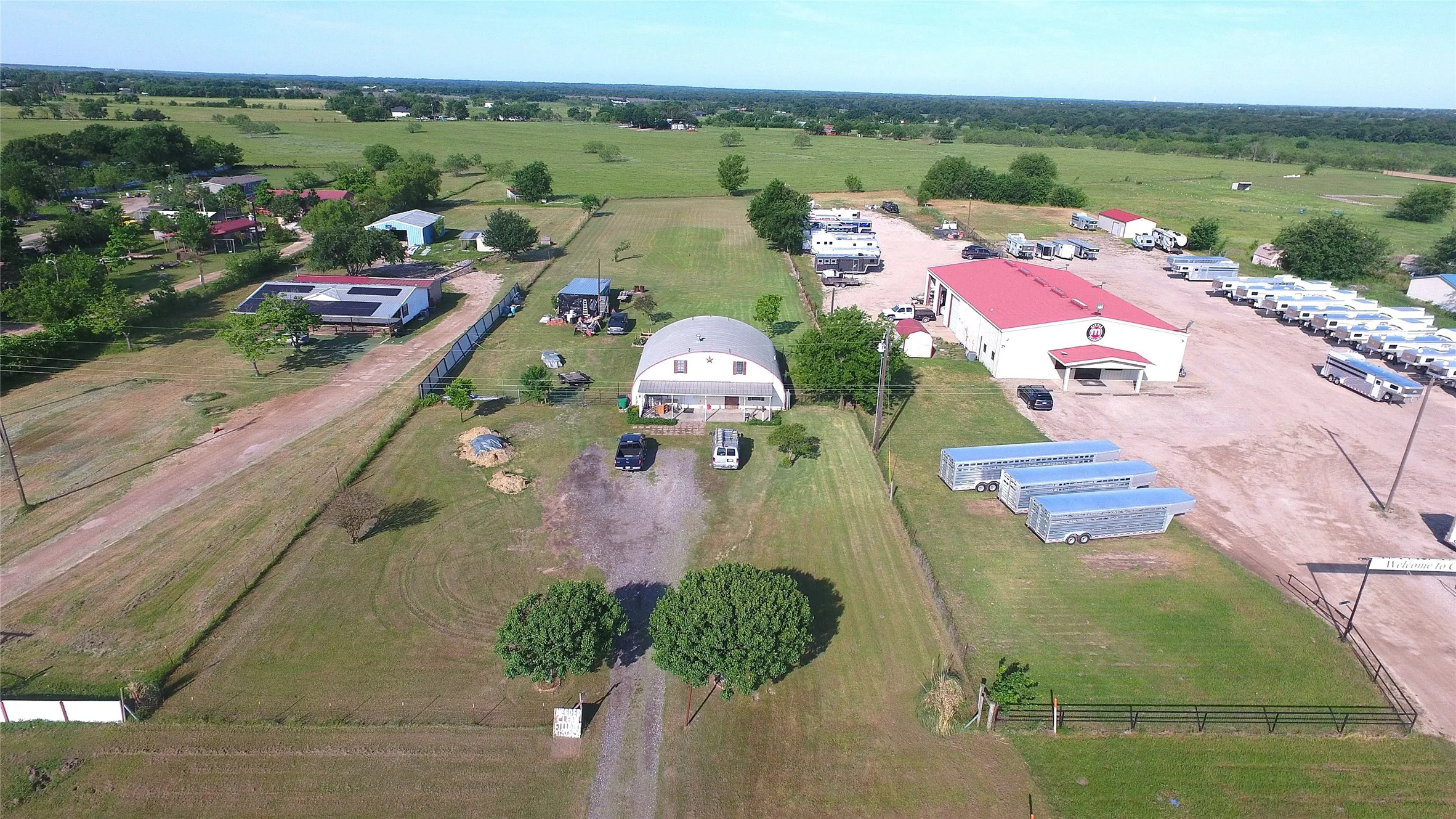 Single Family Residence For Sale in Kaufman County , 5286 E Highway 175, Kaufman, Texas 75142, 3 Bedroom, 2 Bathroom, Garage spaces, 2,112 Sqft, built in 1999, Preowned, mls#21258998, Real Estate Agent in Kaufman, Homes For Sale in Kaufman county, Homes For Sale in Kaufman, Realtor in Kaufman Texas, Real Estate Brokerage Independent Realty Texas, Luminita Cordes Realtor