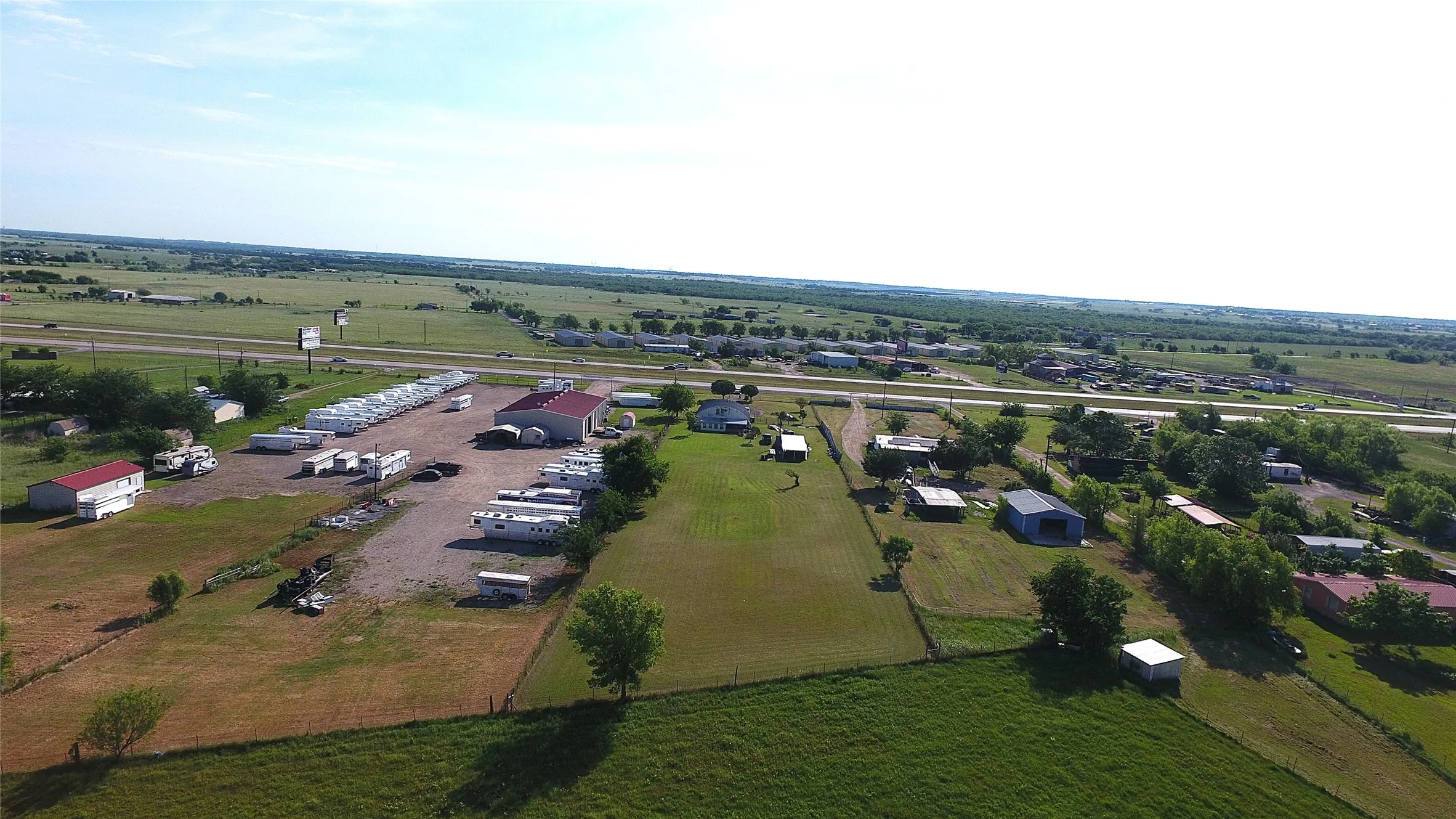 Single Family Residence For Sale in Kaufman County , 5286 E Highway 175, Kaufman, Texas 75142, 3 Bedroom, 2 Bathroom, Garage spaces, 2,112 Sqft, built in 1999, Preowned, mls#21258998, Real Estate Agent in Kaufman, Homes For Sale in Kaufman county, Homes For Sale in Kaufman, Realtor in Kaufman Texas, Real Estate Brokerage Independent Realty Texas, Luminita Cordes Realtor
