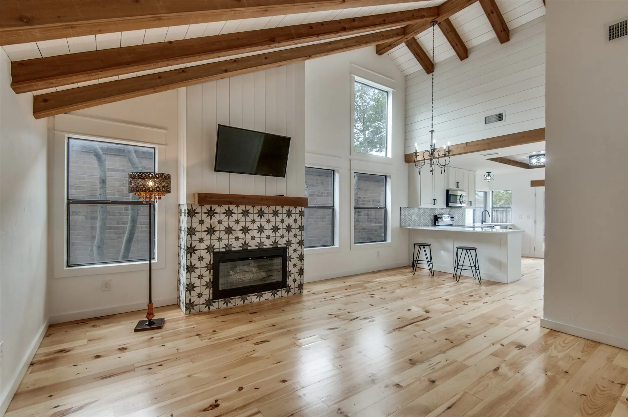 Single Family Residence For Rent in Dallas County , 4011 Rosser Square, Dallas, Texas 75244, 2 Bedrooms, 2 Bathrooms, 1 Garage spaces, 1,036 Sqft, built in 1981, Preowned, Price $2,695, mls#21259277, Real Estate Agent in Dallas, Homes For Rent in Dallas county, Homes For Rent in Dallas, Realtor in Dallas Texas, Real Estate Brokerage Independent Realty Texas, Luminita Cordes Realtor