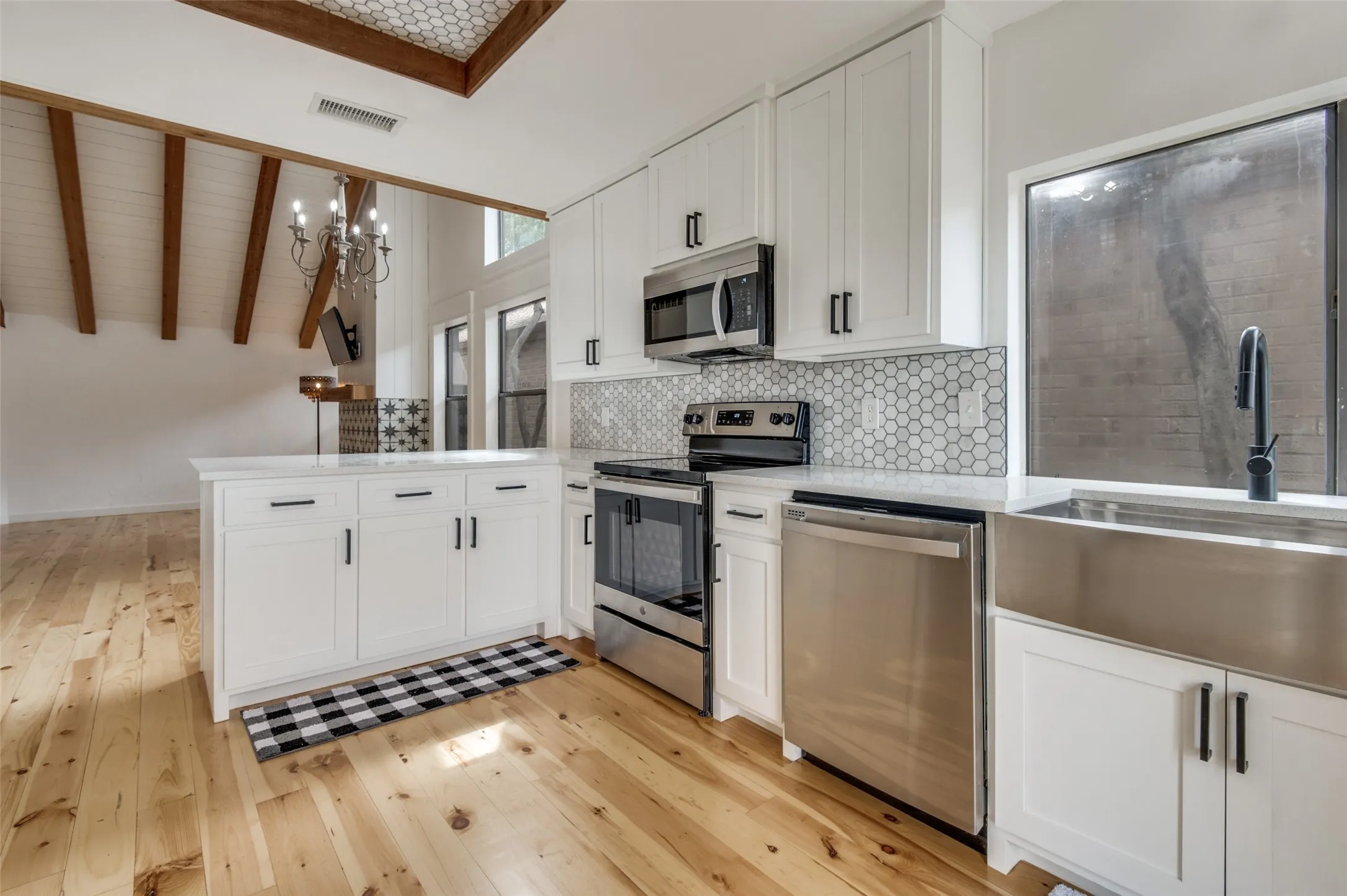 Single Family Residence For Rent in Dallas County , 4011 Rosser Square, Dallas, Texas 75244, 2 Bedrooms, 2 Bathrooms, 1 Garage spaces, 1,036 Sqft, built in 1981, Preowned, Price $2,695, mls#21259277, Real Estate Agent in Dallas, Homes For Rent in Dallas county, Homes For Rent in Dallas, Realtor in Dallas Texas, Real Estate Brokerage Independent Realty Texas, Luminita Cordes Realtor