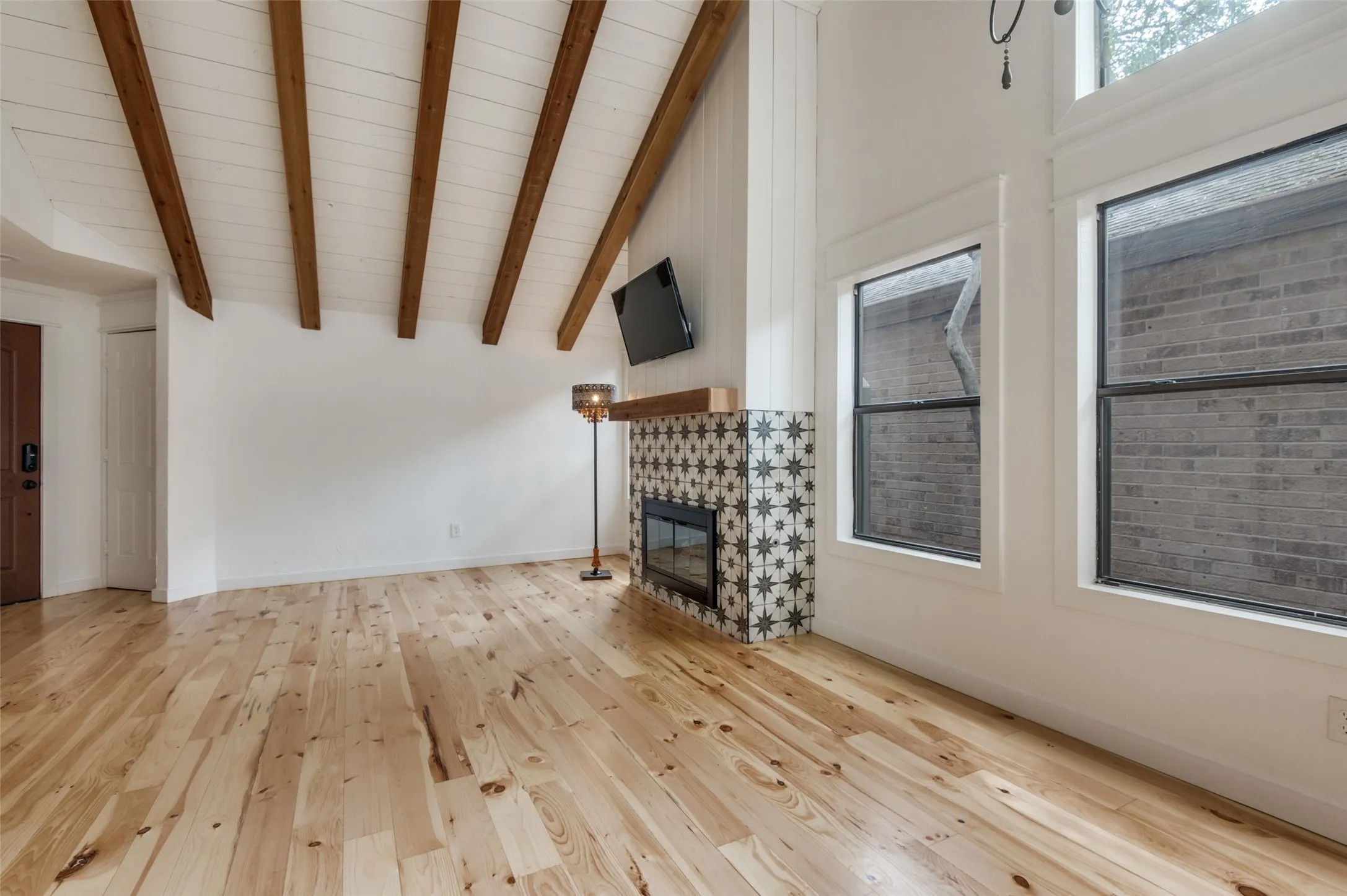 Single Family Residence For Rent in Dallas County , 4011 Rosser Square, Dallas, Texas 75244, 2 Bedrooms, 2 Bathrooms, 1 Garage spaces, 1,036 Sqft, built in 1981, Preowned, Price $2,695, mls#21259277, Real Estate Agent in Dallas, Homes For Rent in Dallas county, Homes For Rent in Dallas, Realtor in Dallas Texas, Real Estate Brokerage Independent Realty Texas, Luminita Cordes Realtor