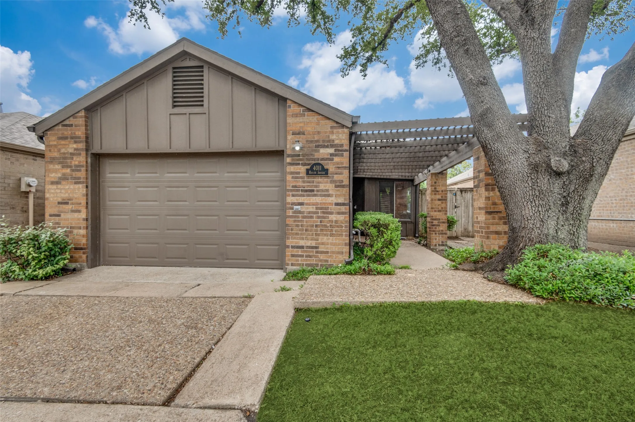 Single Family Residence For Rent in Dallas County , 4011 Rosser Square, Dallas, Texas 75244, 2 Bedrooms, 2 Bathrooms, 1 Garage spaces, 1,036 Sqft, built in 1981, Preowned, Price $2,695, mls#21259277, Real Estate Agent in Dallas, Homes For Rent in Dallas county, Homes For Rent in Dallas, Realtor in Dallas Texas, Real Estate Brokerage Independent Realty Texas, Luminita Cordes Realtor