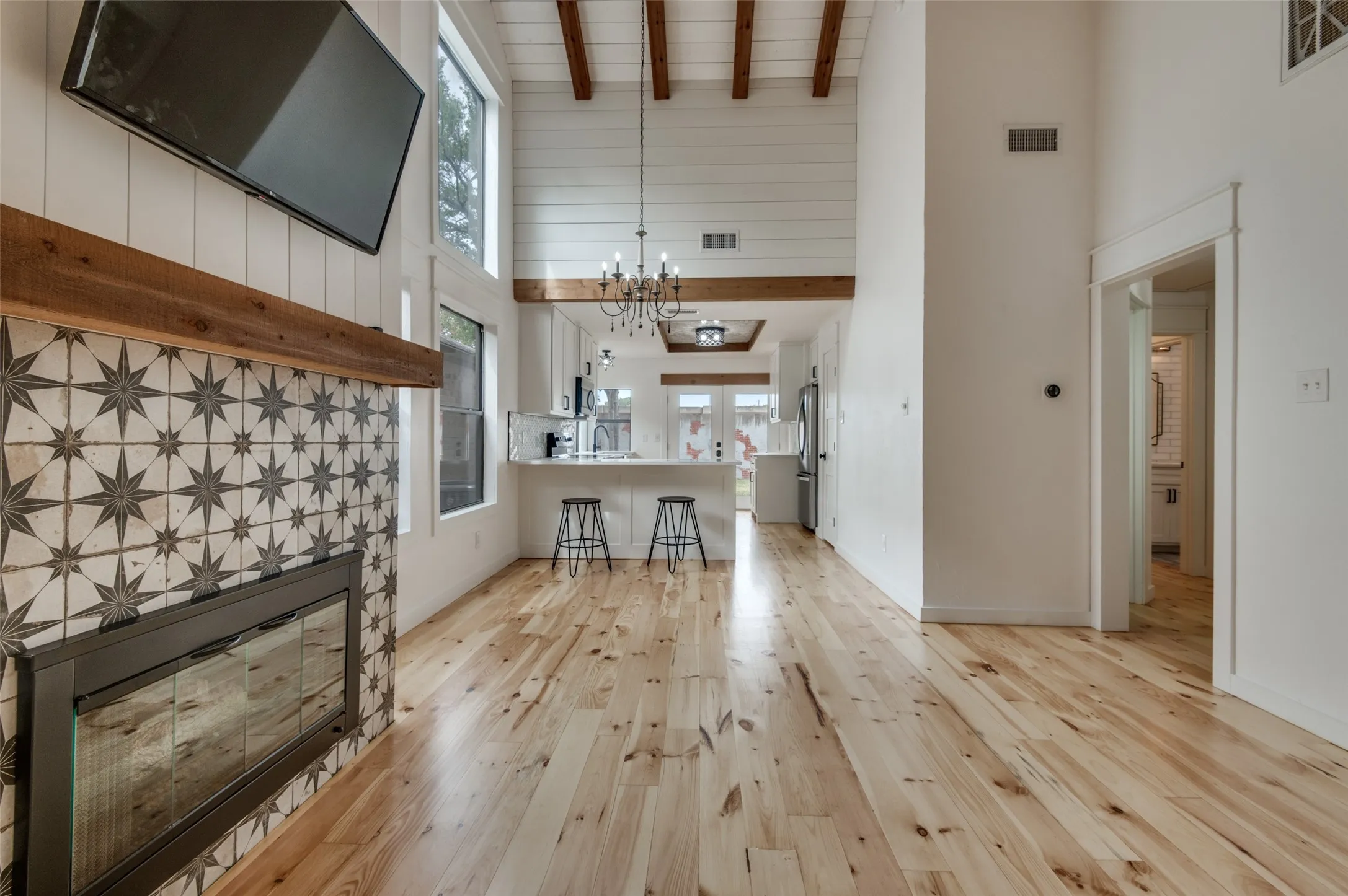 Single Family Residence For Rent in Dallas County , 4011 Rosser Square, Dallas, Texas 75244, 2 Bedrooms, 2 Bathrooms, 1 Garage spaces, 1,036 Sqft, built in 1981, Preowned, Price $2,695, mls#21259277, Real Estate Agent in Dallas, Homes For Rent in Dallas county, Homes For Rent in Dallas, Realtor in Dallas Texas, Real Estate Brokerage Independent Realty Texas, Luminita Cordes Realtor