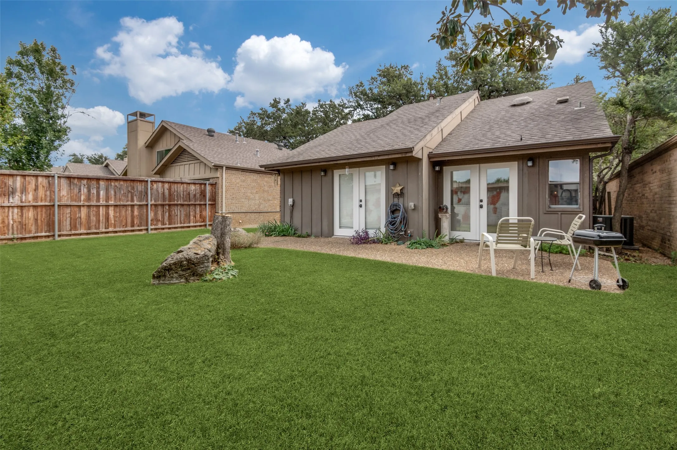 Single Family Residence For Rent in Dallas County , 4011 Rosser Square, Dallas, Texas 75244, 2 Bedrooms, 2 Bathrooms, 1 Garage spaces, 1,036 Sqft, built in 1981, Preowned, Price $2,695, mls#21259277, Real Estate Agent in Dallas, Homes For Rent in Dallas county, Homes For Rent in Dallas, Realtor in Dallas Texas, Real Estate Brokerage Independent Realty Texas, Luminita Cordes Realtor
