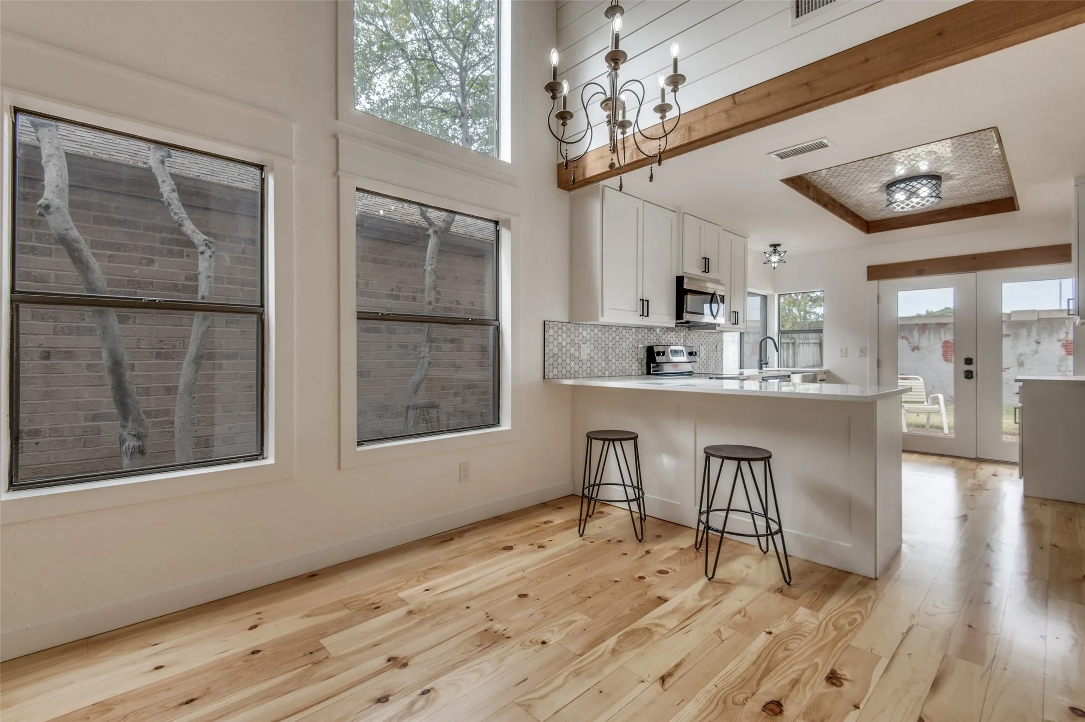 Single Family Residence For Rent in Dallas County , 4011 Rosser Square, Dallas, Texas 75244, 2 Bedrooms, 2 Bathrooms, 1 Garage spaces, 1,036 Sqft, built in 1981, Preowned, Price $2,695, mls#21259277, Real Estate Agent in Dallas, Homes For Rent in Dallas county, Homes For Rent in Dallas, Realtor in Dallas Texas, Real Estate Brokerage Independent Realty Texas, Luminita Cordes Realtor