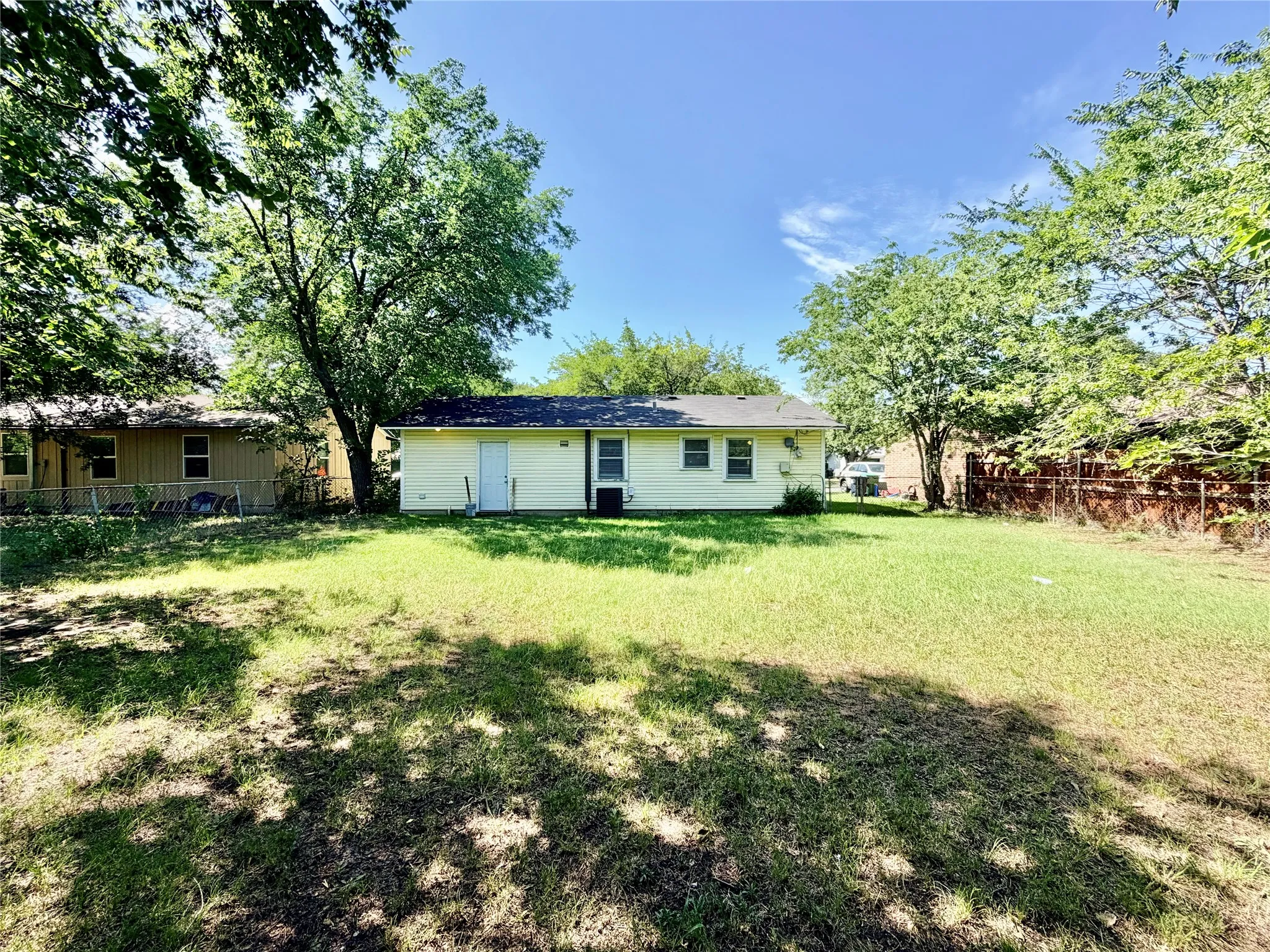 Single Family Residence For Rent in Denton County , 712 Juno Lane, Denton, Texas 76209, 2 Bedroom, 1 Bathroom, 1 Garage spaces, 630 Sqft, built in 1965, Preowned, mls#21247224, Real Estate Agent in Denton, Homes For Rent in Denton county, Homes For Rent in Denton, Realtor in Denton Texas, Real Estate Brokerage Independent Realty Texas, Luminita Cordes Realtor