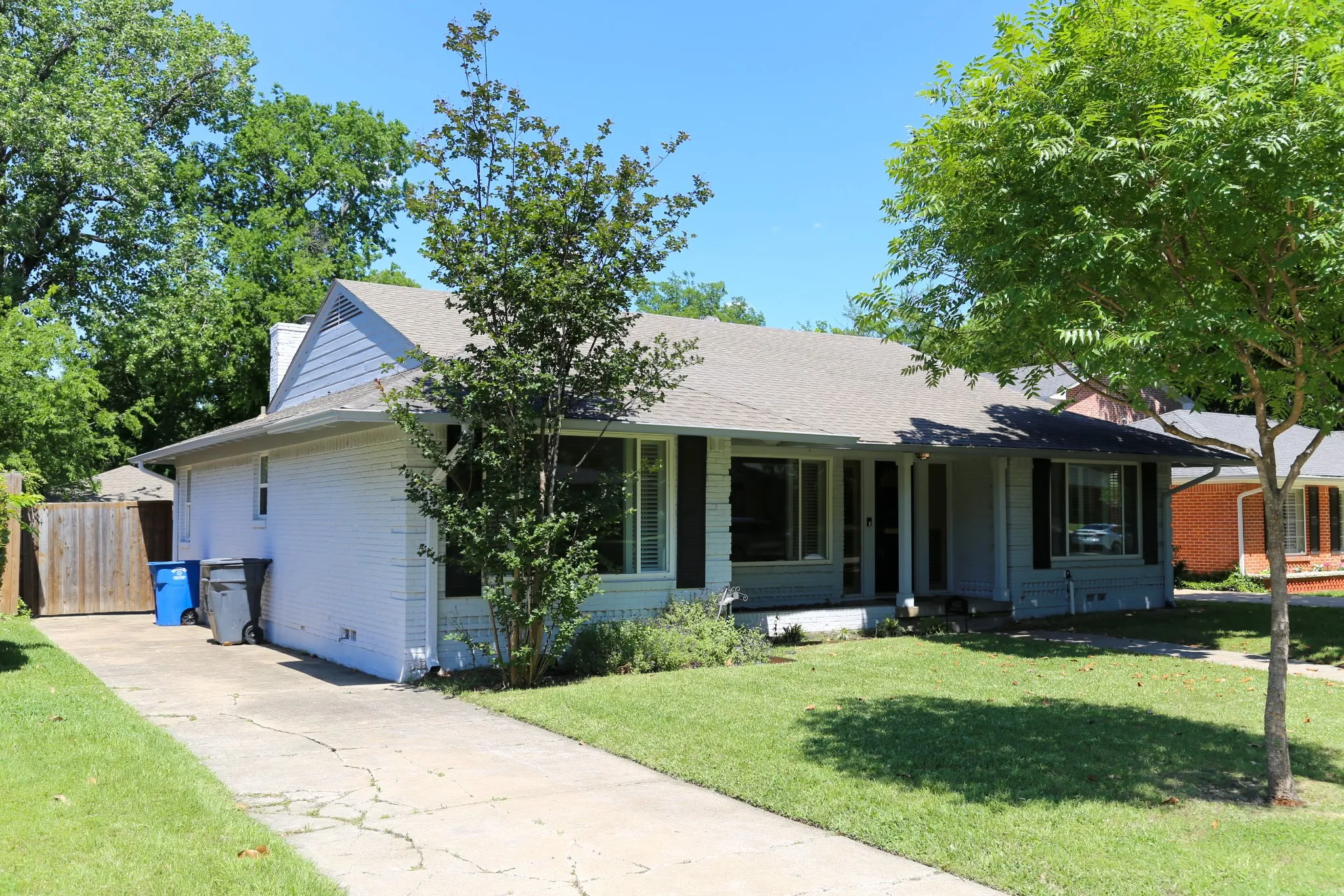 Single Family Residence For Sale in Dallas County , 6433 Danbury Lane, Dallas, Texas 75214, 3 Bedroom, 2 Bathroom, 2 Garage spaces, 1,655 Sqft, built in 1954, Preowned, mls#21258650, Real Estate Agent in Dallas, Homes For Sale in Dallas county, Homes For Sale in Dallas, Realtor in Dallas Texas, Real Estate Brokerage Independent Realty Texas, Luminita Cordes Realtor