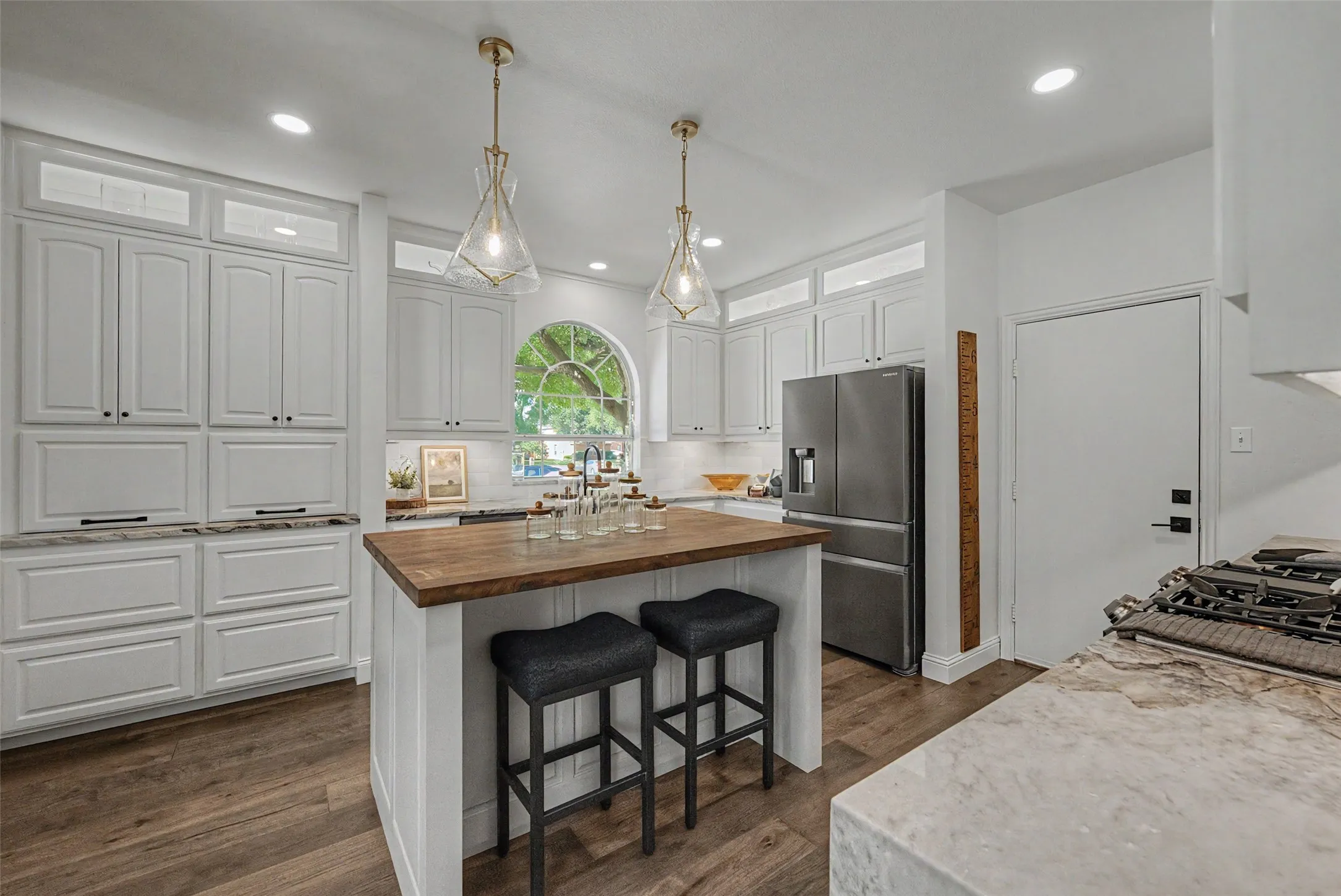 Single Family Residence For Sale in Tarrant County , 217 Huffman Bluff, Keller, Texas 76248, 4 Bedroom, 4 Bathroom, 2 Garage spaces, 3,190 Sqft, built in 2004, mls#21258756, Real Estate Agent in Keller, Homes For Sale in Tarrant county, Homes For Sale in Keller, Realtor in Keller Texas, Real Estate Brokerage Independent Realty Texas, Luminita Cordes Realtor