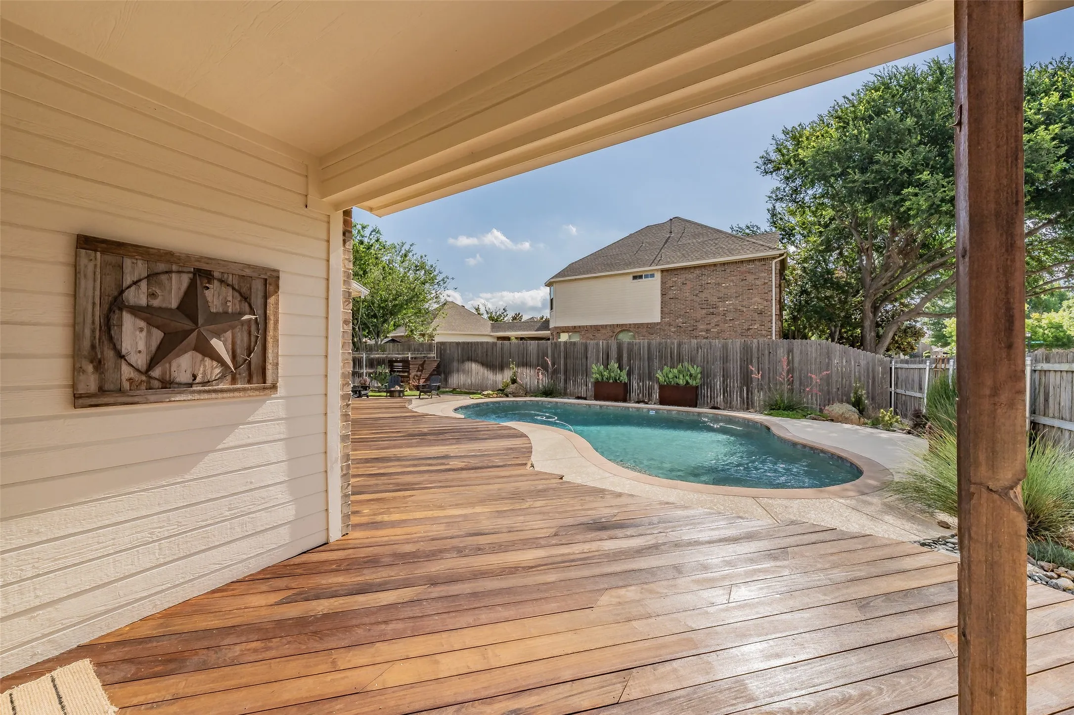 Single Family Residence For Sale in Tarrant County , 217 Huffman Bluff, Keller, Texas 76248, 4 Bedroom, 4 Bathroom, 2 Garage spaces, 3,190 Sqft, built in 2004, mls#21258756, Real Estate Agent in Keller, Homes For Sale in Tarrant county, Homes For Sale in Keller, Realtor in Keller Texas, Real Estate Brokerage Independent Realty Texas, Luminita Cordes Realtor