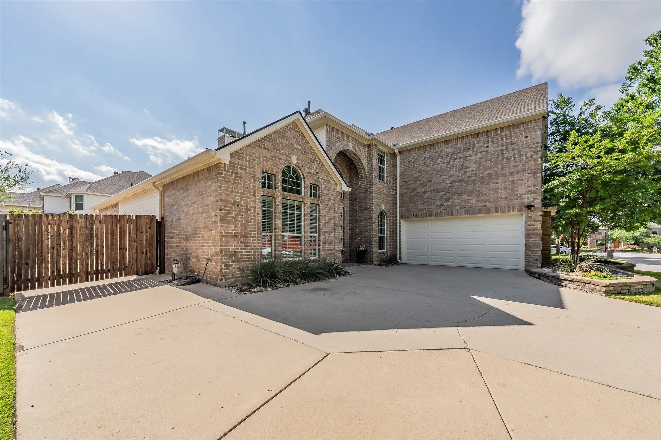 Single Family Residence For Sale in Tarrant County , 217 Huffman Bluff, Keller, Texas 76248, 4 Bedroom, 4 Bathroom, 2 Garage spaces, 3,190 Sqft, built in 2004, mls#21258756, Real Estate Agent in Keller, Homes For Sale in Tarrant county, Homes For Sale in Keller, Realtor in Keller Texas, Real Estate Brokerage Independent Realty Texas, Luminita Cordes Realtor
