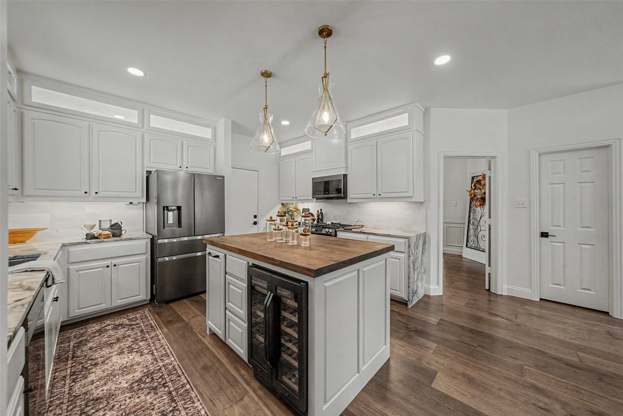 Single Family Residence For Sale in Tarrant County , 217 Huffman Bluff, Keller, Texas 76248, 4 Bedroom, 4 Bathroom, 2 Garage spaces, 3,190 Sqft, built in 2004, mls#21258756, Real Estate Agent in Keller, Homes For Sale in Tarrant county, Homes For Sale in Keller, Realtor in Keller Texas, Real Estate Brokerage Independent Realty Texas, Luminita Cordes Realtor