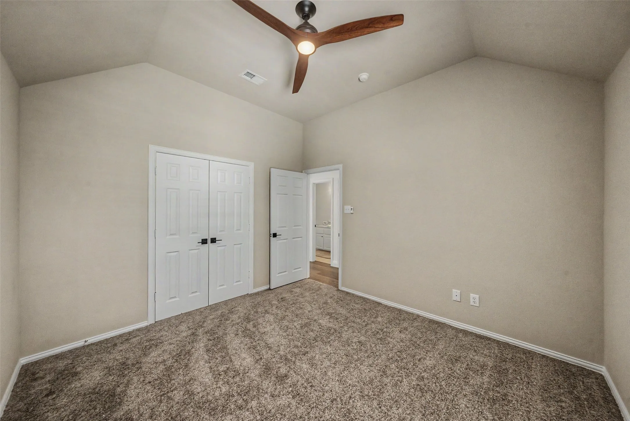 Single Family Residence For Sale in Tarrant County , 217 Huffman Bluff, Keller, Texas 76248, 4 Bedroom, 4 Bathroom, 2 Garage spaces, 3,190 Sqft, built in 2004, mls#21258756, Real Estate Agent in Keller, Homes For Sale in Tarrant county, Homes For Sale in Keller, Realtor in Keller Texas, Real Estate Brokerage Independent Realty Texas, Luminita Cordes Realtor