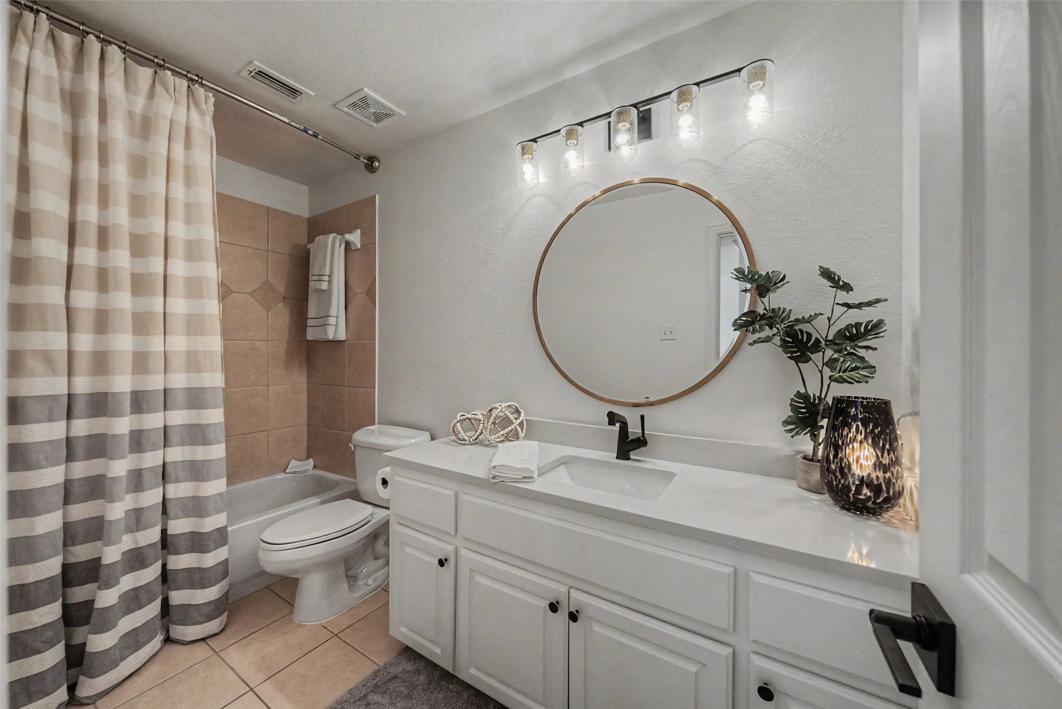 Single Family Residence For Sale in Tarrant County , 217 Huffman Bluff, Keller, Texas 76248, 4 Bedroom, 4 Bathroom, 2 Garage spaces, 3,190 Sqft, built in 2004, mls#21258756, Real Estate Agent in Keller, Homes For Sale in Tarrant county, Homes For Sale in Keller, Realtor in Keller Texas, Real Estate Brokerage Independent Realty Texas, Luminita Cordes Realtor