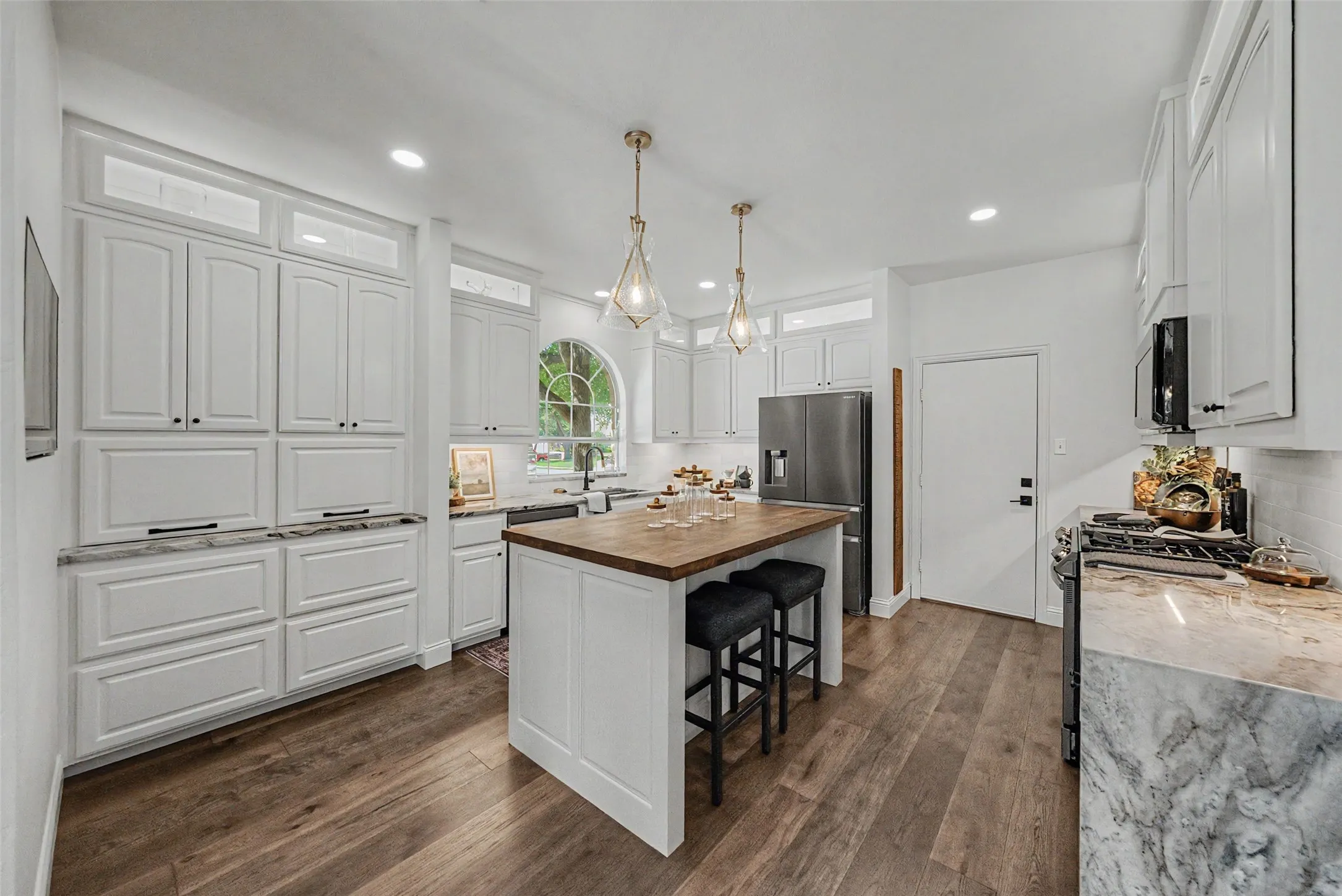 Single Family Residence For Sale in Tarrant County , 217 Huffman Bluff, Keller, Texas 76248, 4 Bedroom, 4 Bathroom, 2 Garage spaces, 3,190 Sqft, built in 2004, mls#21258756, Real Estate Agent in Keller, Homes For Sale in Tarrant county, Homes For Sale in Keller, Realtor in Keller Texas, Real Estate Brokerage Independent Realty Texas, Luminita Cordes Realtor