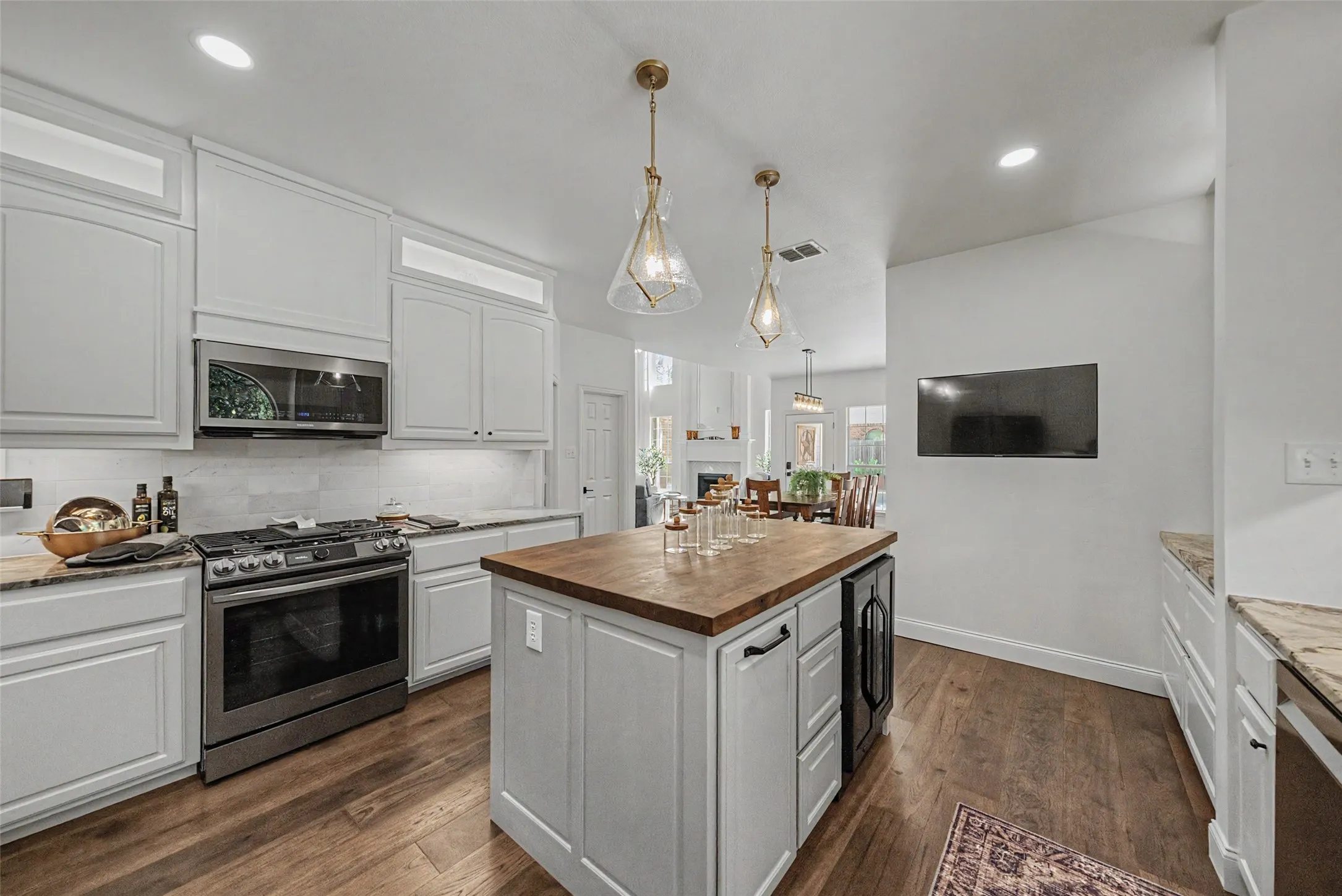 Single Family Residence For Sale in Tarrant County , 217 Huffman Bluff, Keller, Texas 76248, 4 Bedroom, 4 Bathroom, 2 Garage spaces, 3,190 Sqft, built in 2004, mls#21258756, Real Estate Agent in Keller, Homes For Sale in Tarrant county, Homes For Sale in Keller, Realtor in Keller Texas, Real Estate Brokerage Independent Realty Texas, Luminita Cordes Realtor