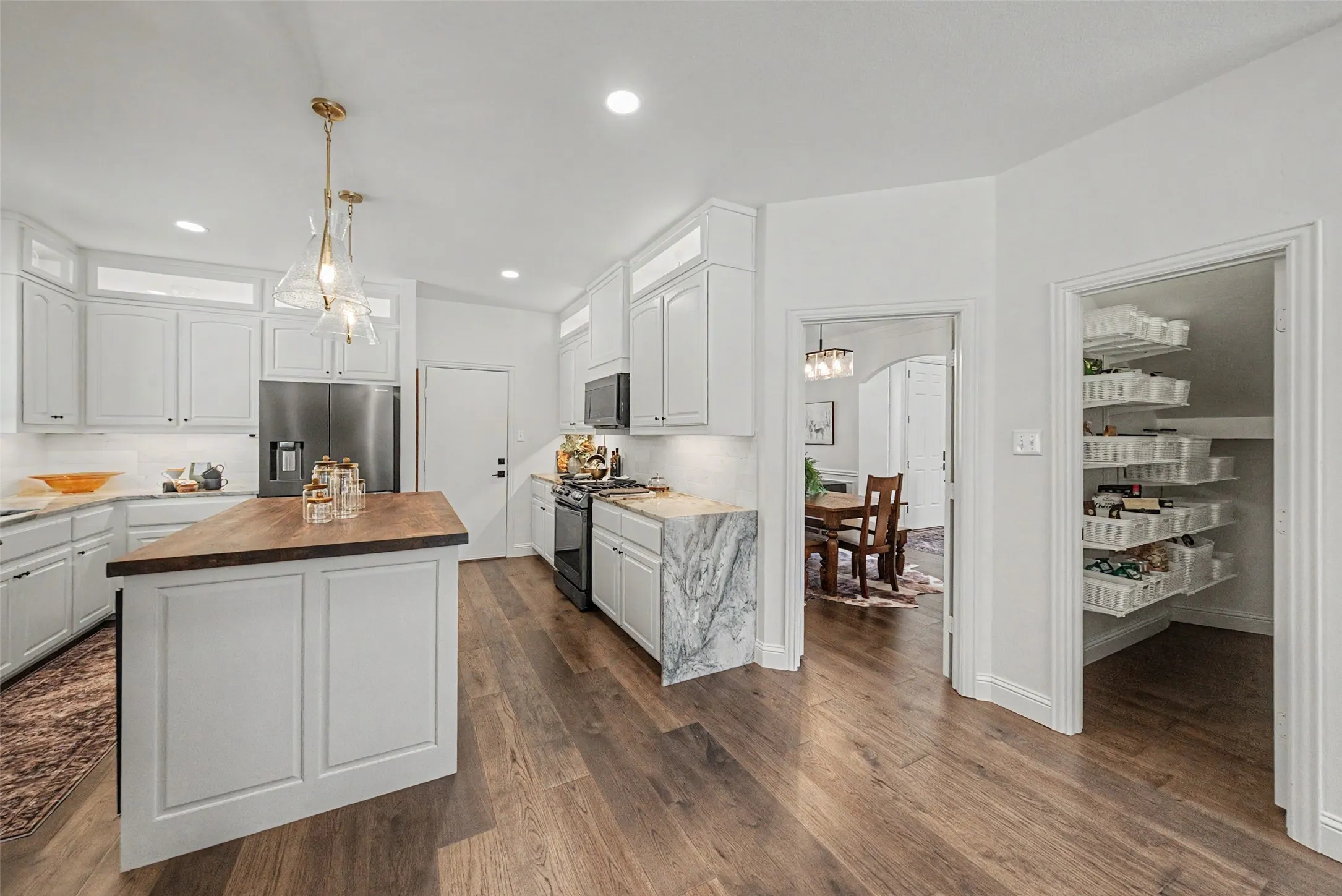 Single Family Residence For Sale in Tarrant County , 217 Huffman Bluff, Keller, Texas 76248, 4 Bedroom, 4 Bathroom, 2 Garage spaces, 3,190 Sqft, built in 2004, mls#21258756, Real Estate Agent in Keller, Homes For Sale in Tarrant county, Homes For Sale in Keller, Realtor in Keller Texas, Real Estate Brokerage Independent Realty Texas, Luminita Cordes Realtor