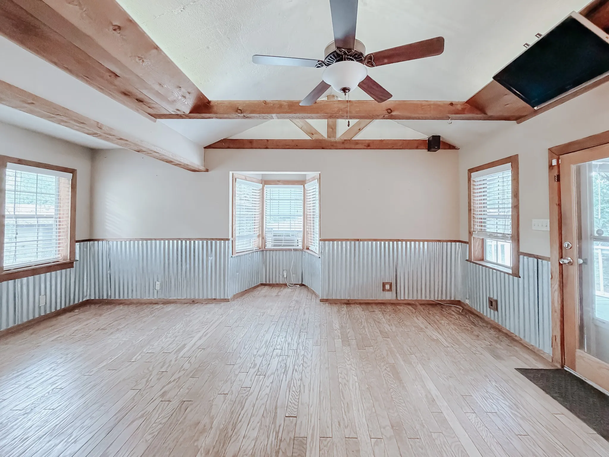 Single Family Residence For Sale in Navarro County , 303 N 30th Street, Corsicana, Texas 75110, 3 Bedroom, 2 Bathroom, Garage spaces, 1,717 Sqft, built in 1979, mls#21259033, Real Estate Agent in Corsicana, Homes For Sale in Navarro county, Homes For Sale in Corsicana, Realtor in Corsicana Texas, Real Estate Brokerage Independent Realty Texas, Luminita Cordes Realtor