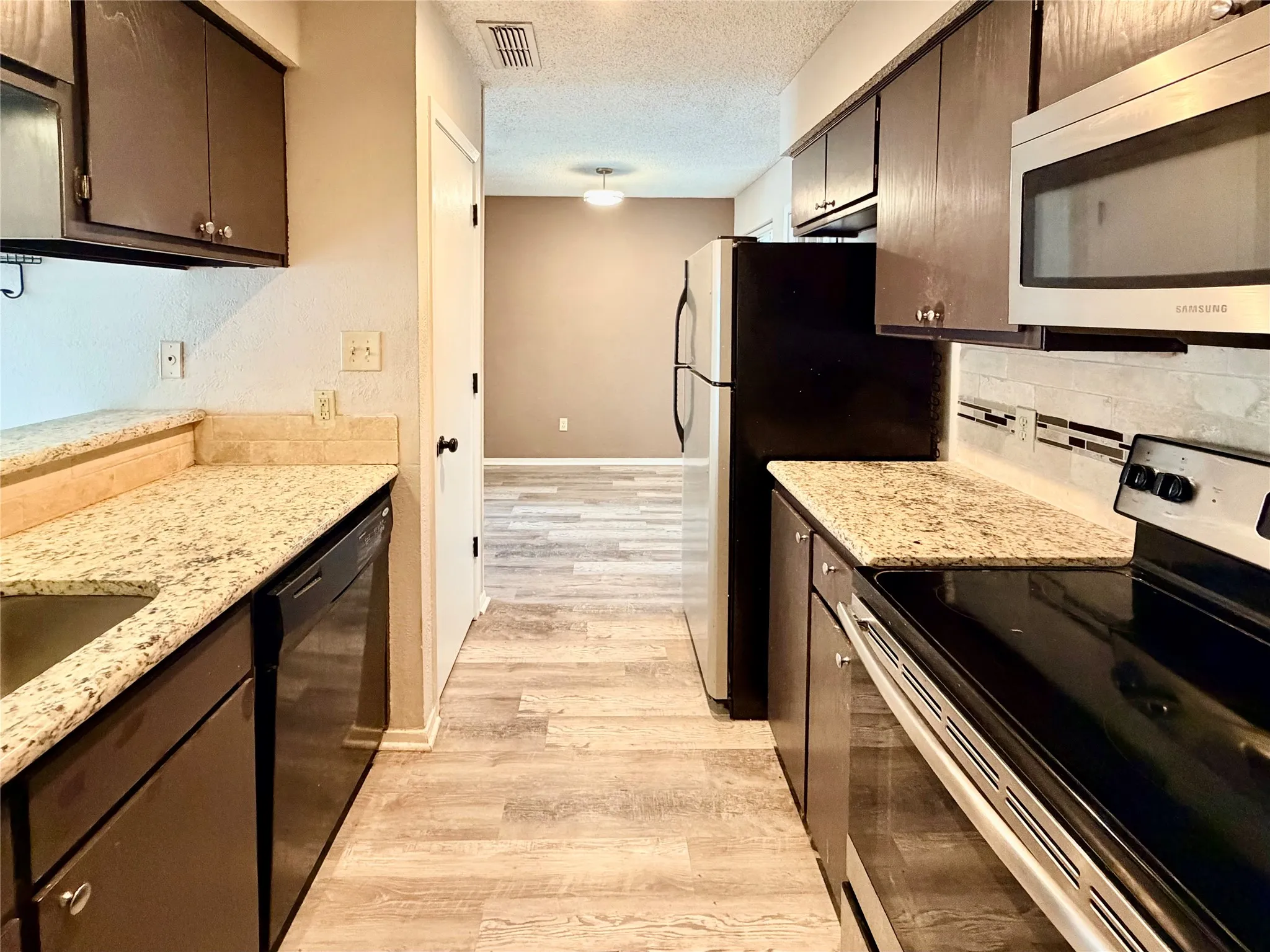Townhouse For Rent in Denton County , 1223 Dallas Drive, Denton, Texas 76205, 2 Bedroom, 2 Bathroom, Garage spaces, 1,102 Sqft, built in 1983, Preowned, mls#21246143, Real Estate Agent in Denton, Homes For Rent in Denton county, Homes For Rent in Denton, Realtor in Denton Texas, Real Estate Brokerage Independent Realty Texas, Luminita Cordes Realtor