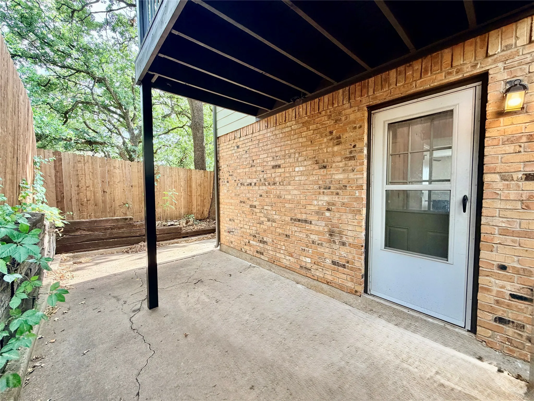 Townhouse For Rent in Denton County , 1223 Dallas Drive, Denton, Texas 76205, 2 Bedroom, 2 Bathroom, Garage spaces, 1,102 Sqft, built in 1983, Preowned, mls#21246143, Real Estate Agent in Denton, Homes For Rent in Denton county, Homes For Rent in Denton, Realtor in Denton Texas, Real Estate Brokerage Independent Realty Texas, Luminita Cordes Realtor