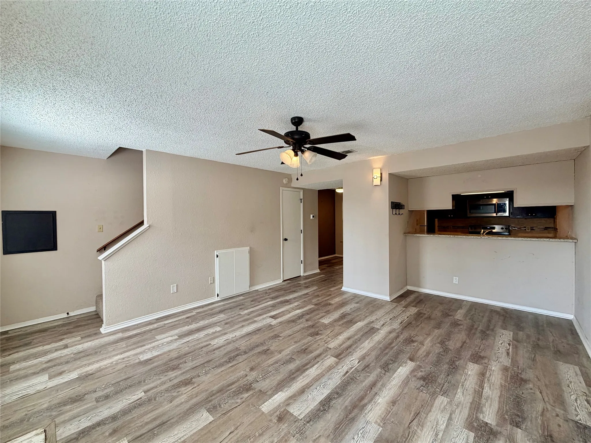 Townhouse For Rent in Denton County , 1223 Dallas Drive, Denton, Texas 76205, 2 Bedroom, 2 Bathroom, Garage spaces, 1,102 Sqft, built in 1983, Preowned, mls#21246143, Real Estate Agent in Denton, Homes For Rent in Denton county, Homes For Rent in Denton, Realtor in Denton Texas, Real Estate Brokerage Independent Realty Texas, Luminita Cordes Realtor
